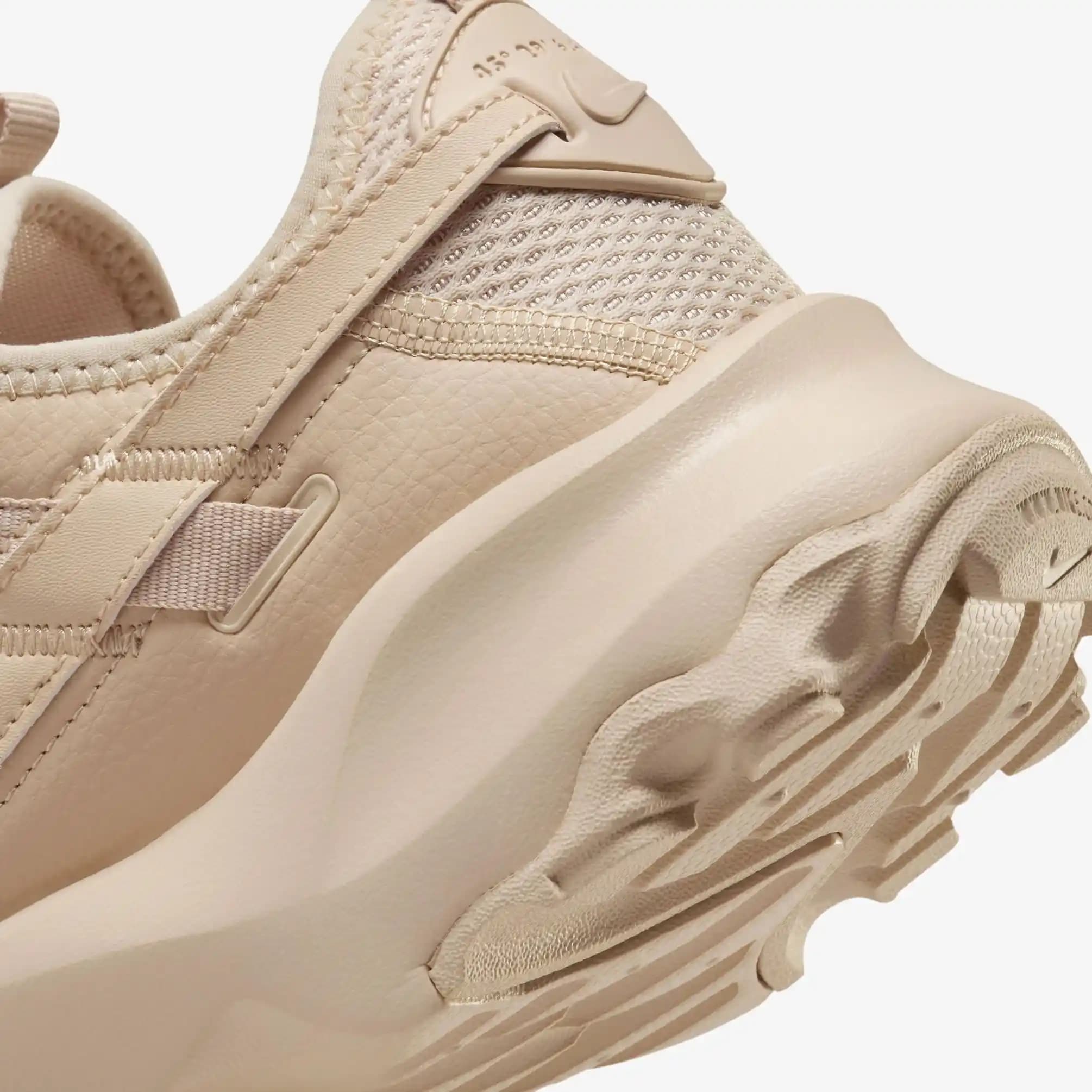 Nike Bej Rengi Spor Ayakkabılar: Moda ve Konforun Uyumlu Buluşması