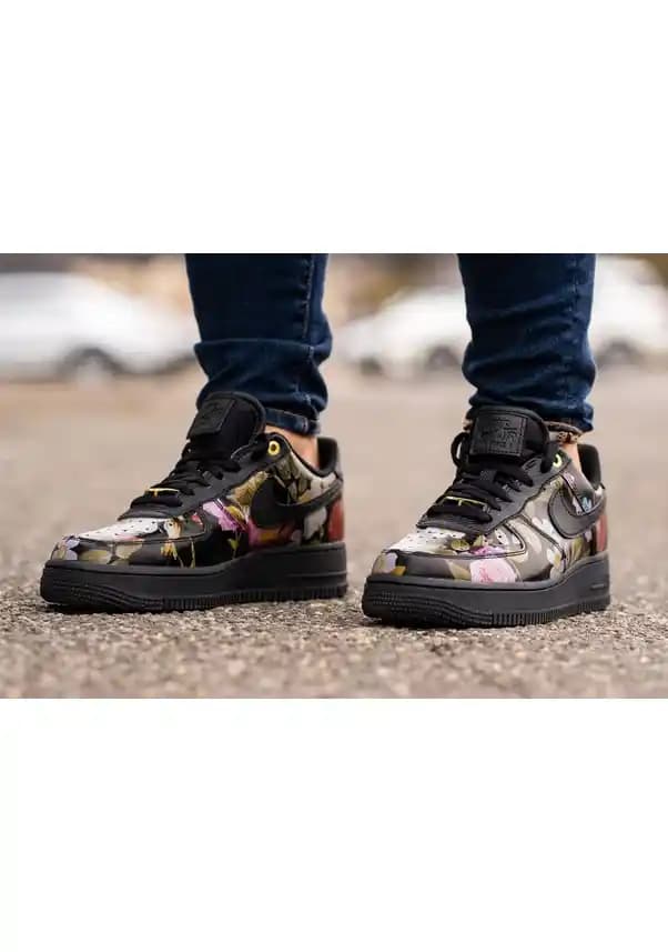 Nike Çiçekli Ayakkabılar: Moda ve Konforu Birleştiren Renkli Tasarımlar