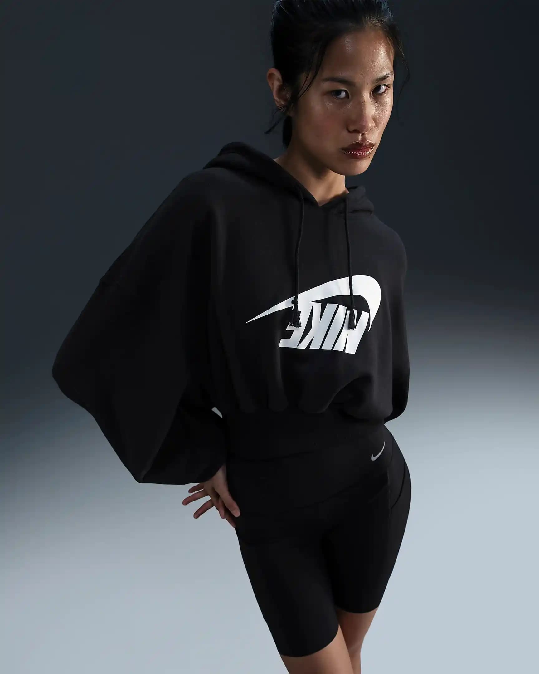 Nike Crop Sweatshirt ile Güncel Moda Trendlerini Yansıtan Şık ve Rahat Kombinasyonlar