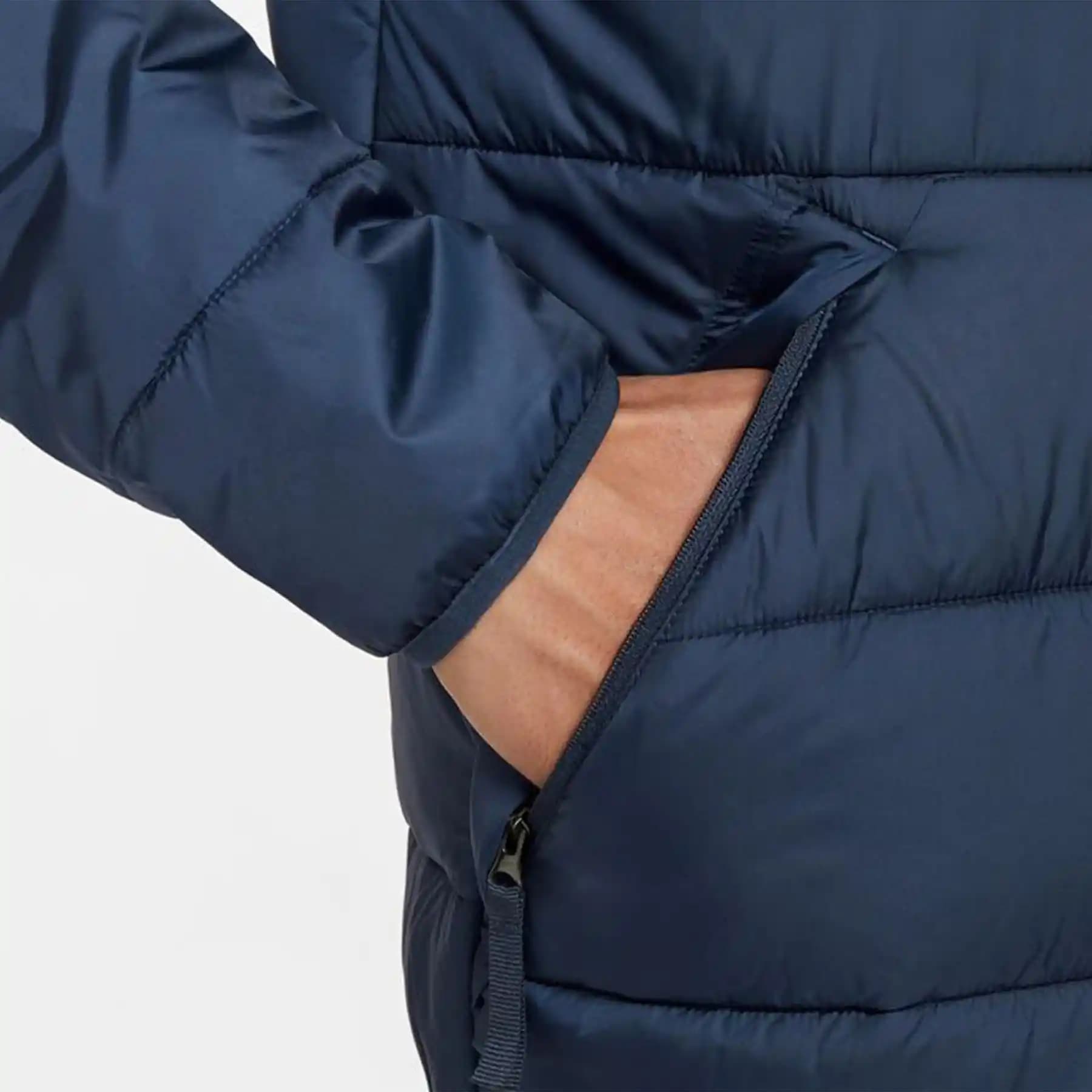 Nike Erkek Şişme Montları: Modern Tasarım ve Fonksiyonellik ile Kış Giyim Trendleri