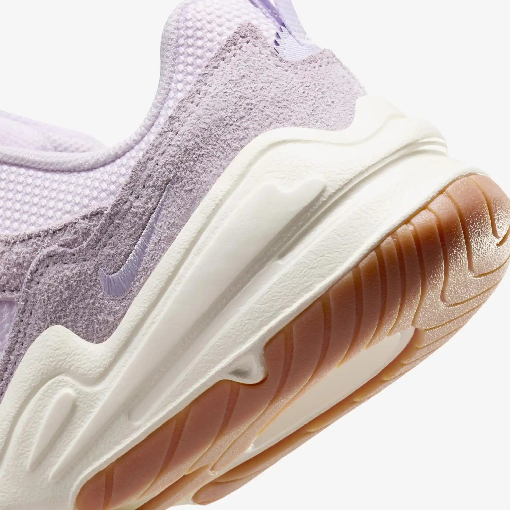 Nike Mor Spor Ayakkabıları: Moda ve Konforun Buluştuğu Güncel Trendler