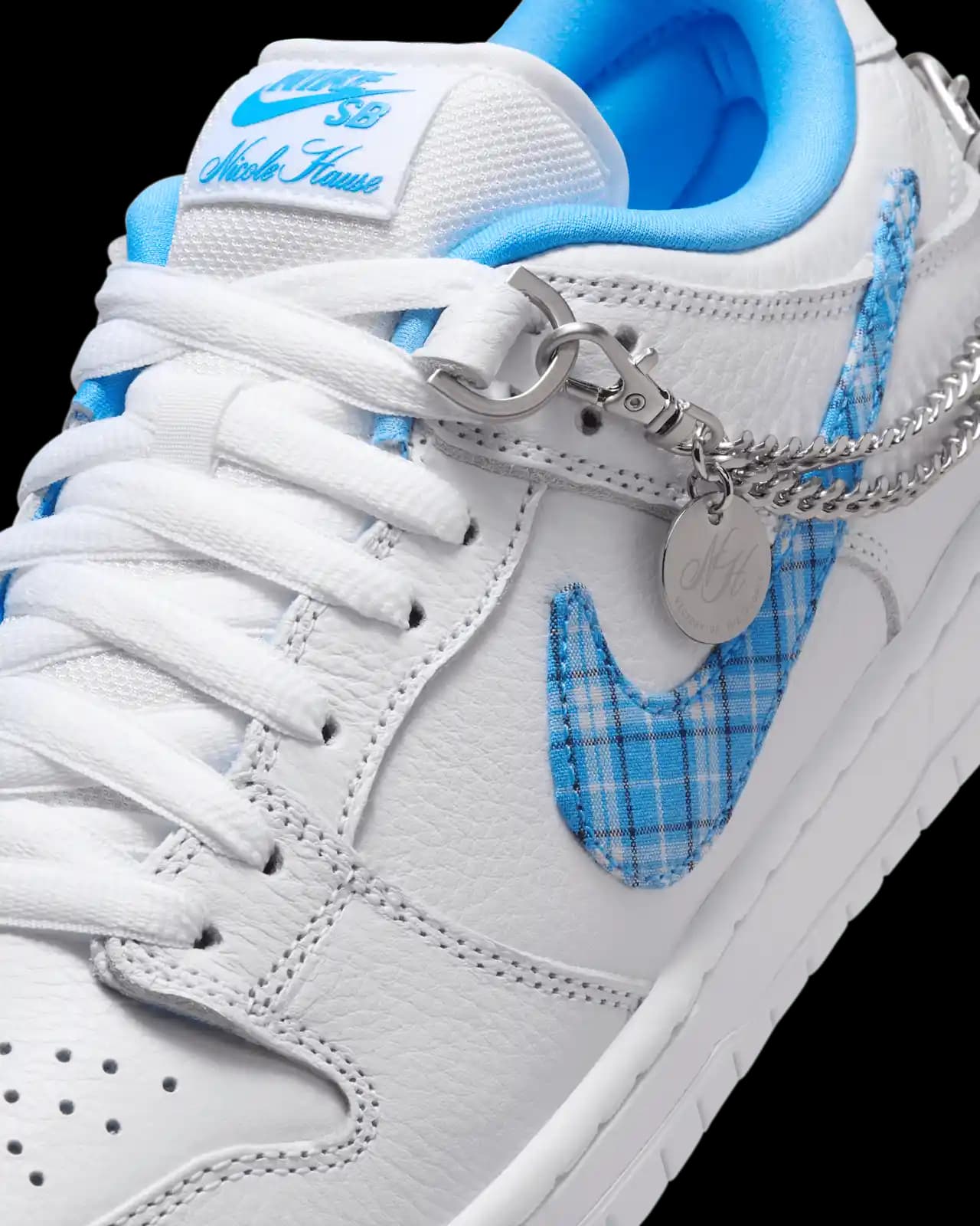 Nike SB Dunk Low Beyaz ve Mavi: Sokak Modasının İkonik ve Çok Yönlü Ayakkabısı