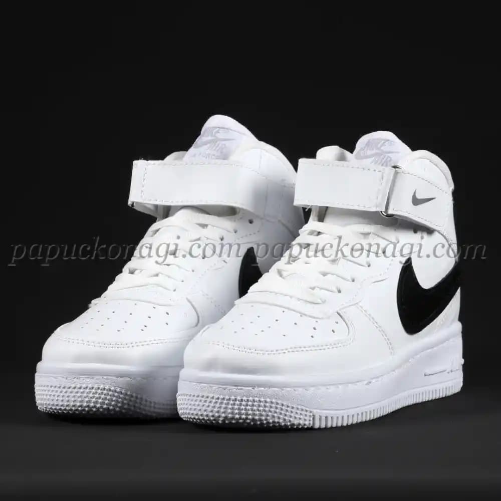 Nike Spor Ayakkabıları ve Bileklik Kombinasyonlarıyla Modern Tarz Yaratma Rehberi