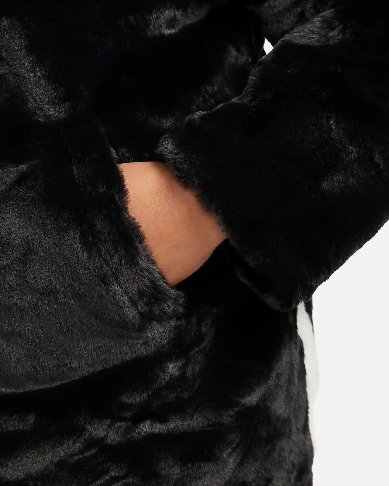 Nike Sportswear Plush Serisi: Günlük Şıklık ve Konforun Mükemmel Buluşması