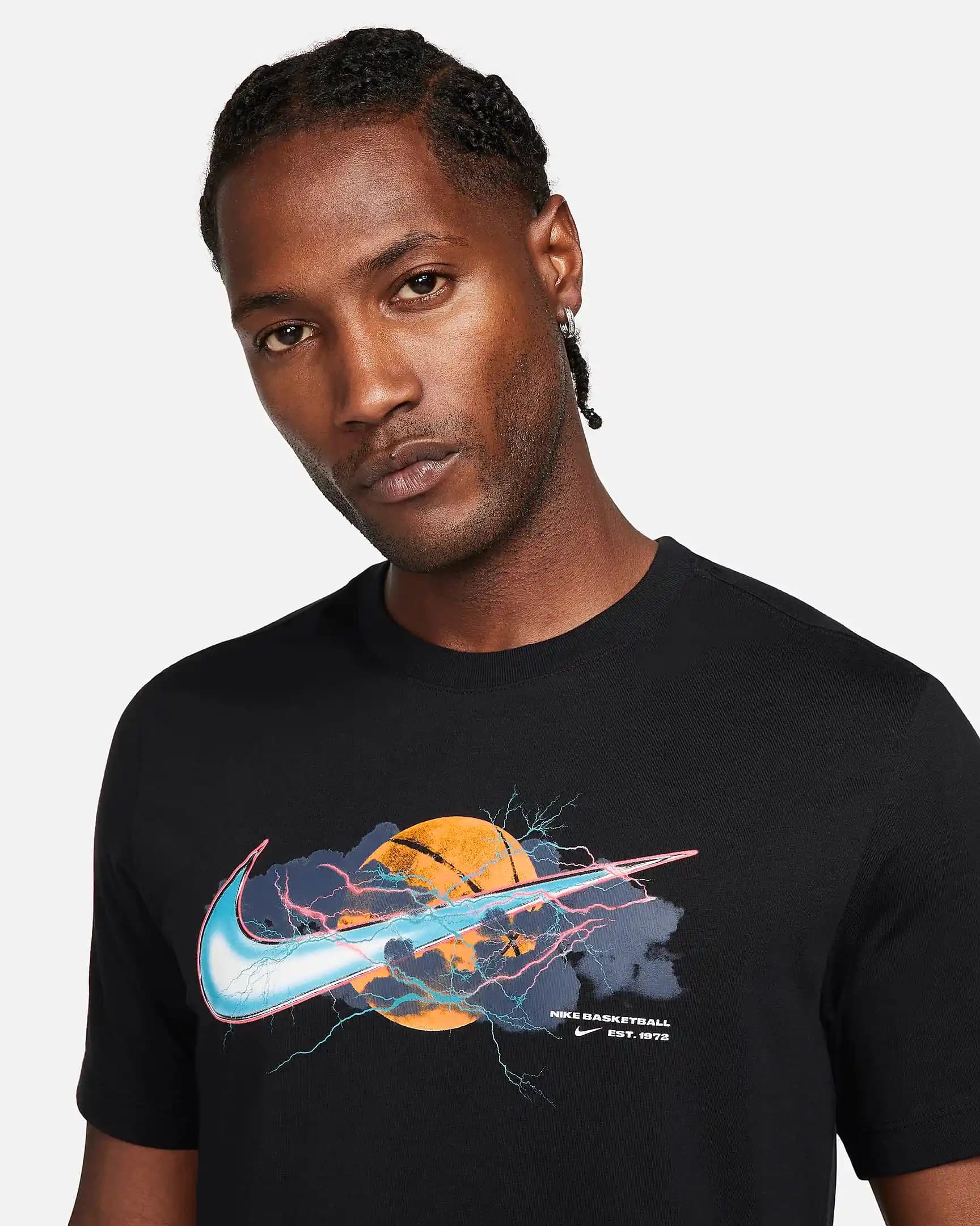Nike Swoosh T-shirt'lerin moda dünyasındaki önemi ve stil uyumu üzerine detaylı analiz