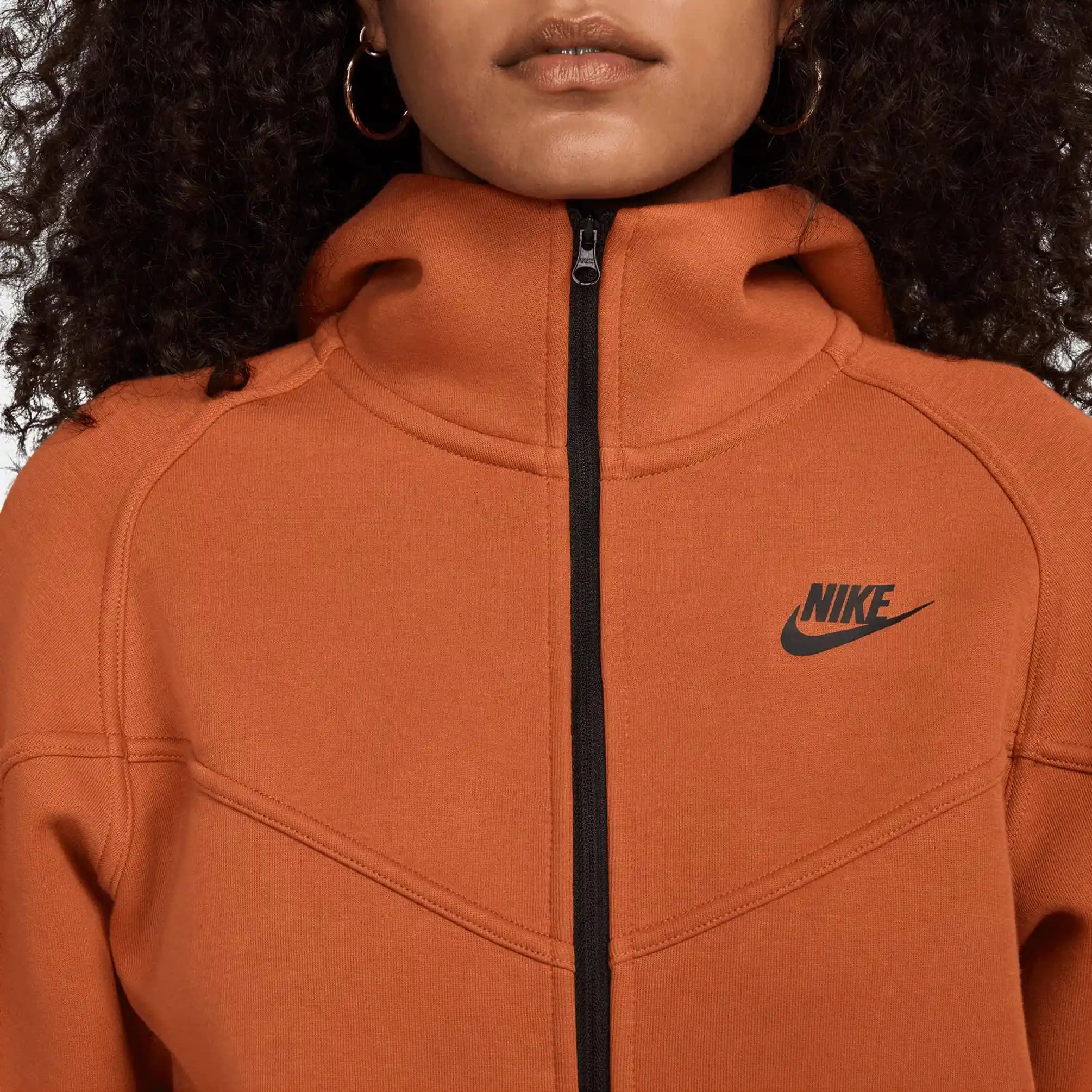 Nike Tech Fleece Turuncu ile Enerjik ve Şık Bir Moda İfadesi Yaratın