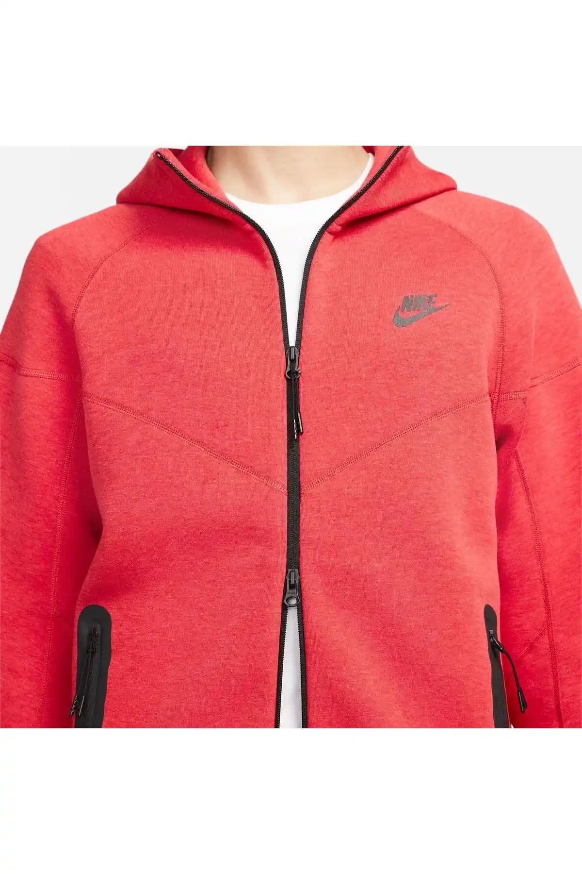 Nike Tech Yeni Sezon Koleksiyonu: Moda ve Teknolojinin Modern Buluşması