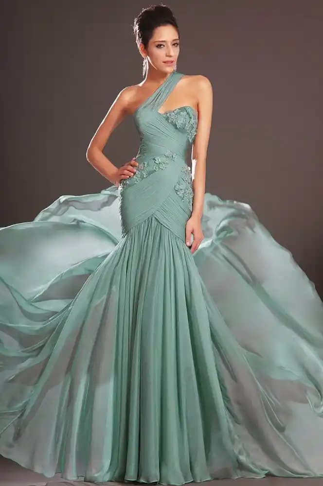 Nişan Elbisesi Modelleri: Güncel Trendler ve Seçim İpuçlarıyla Zarif Kombinasyonlar