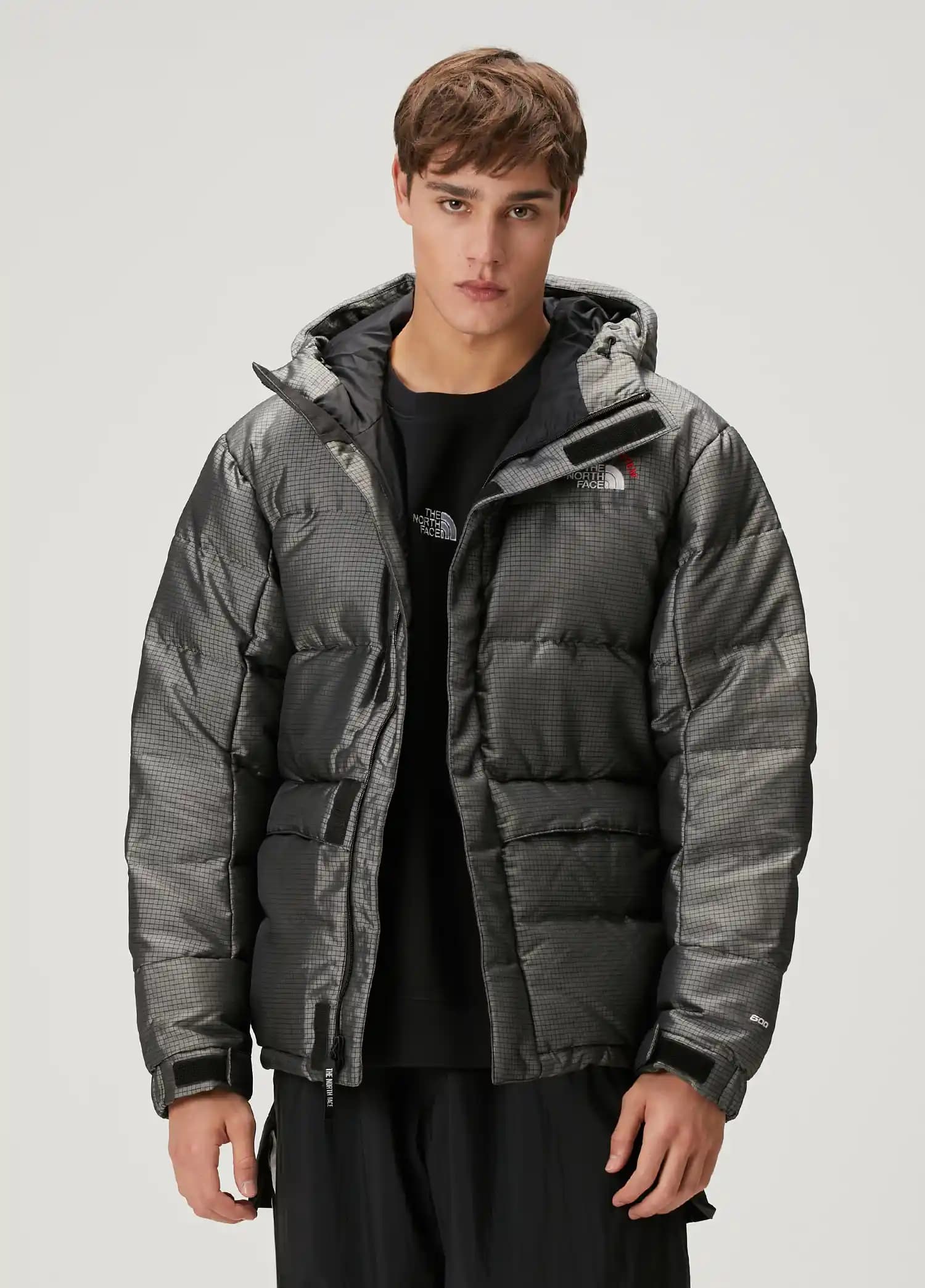 North Face Gri Mont: Moda ve Fonksiyonelliğin Uyumuyla Her Mevsime Uygun Dış Giyim Seçeneği