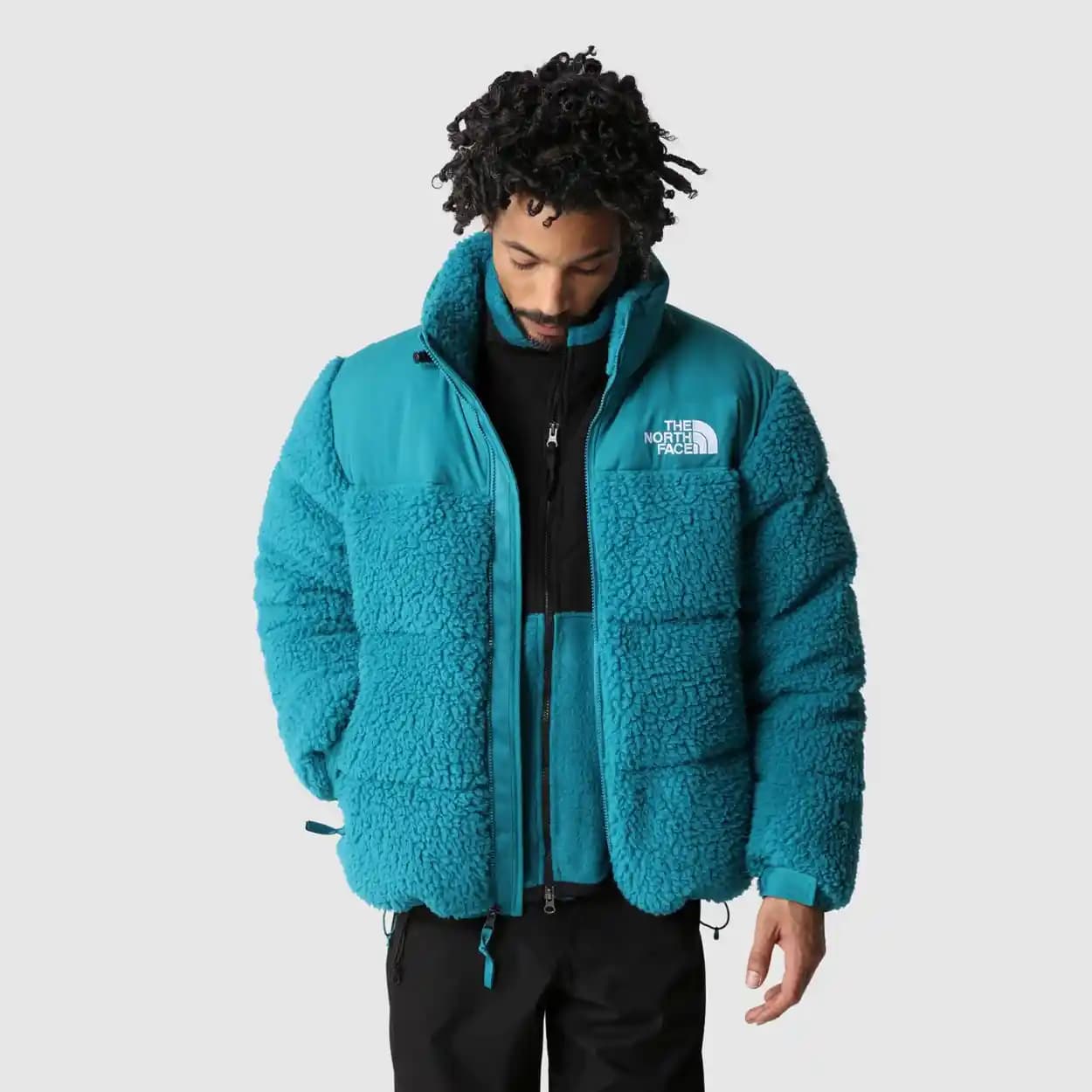 North Face Yünlü Mont Koleksiyonu: Moda ve Fonksiyonelliğin Birleştiği Kış Giyim Seçenekleri