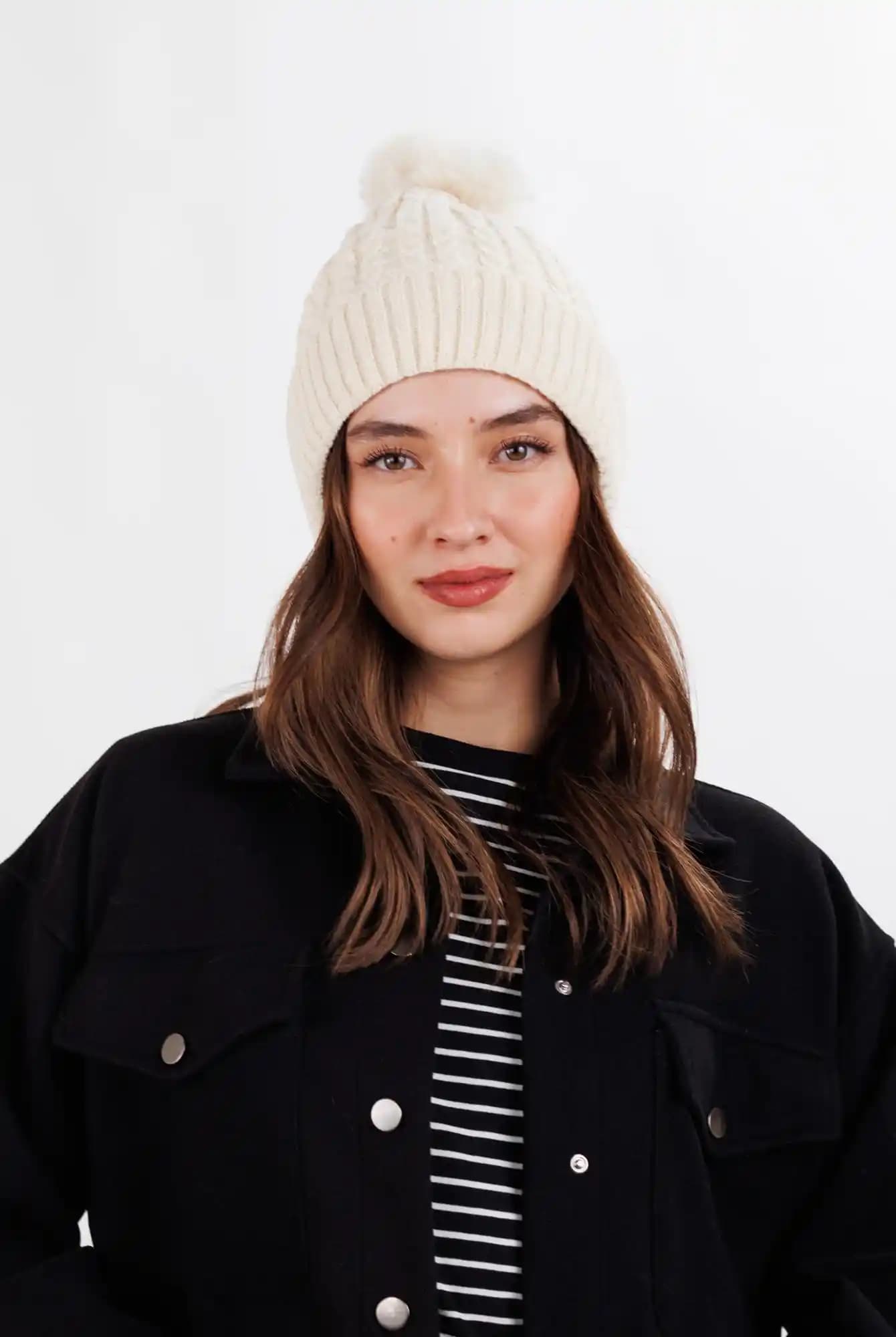 Örgülü Şapkalar Moda ve İşlevselliğin Birleştiği Kış Aksesuarları