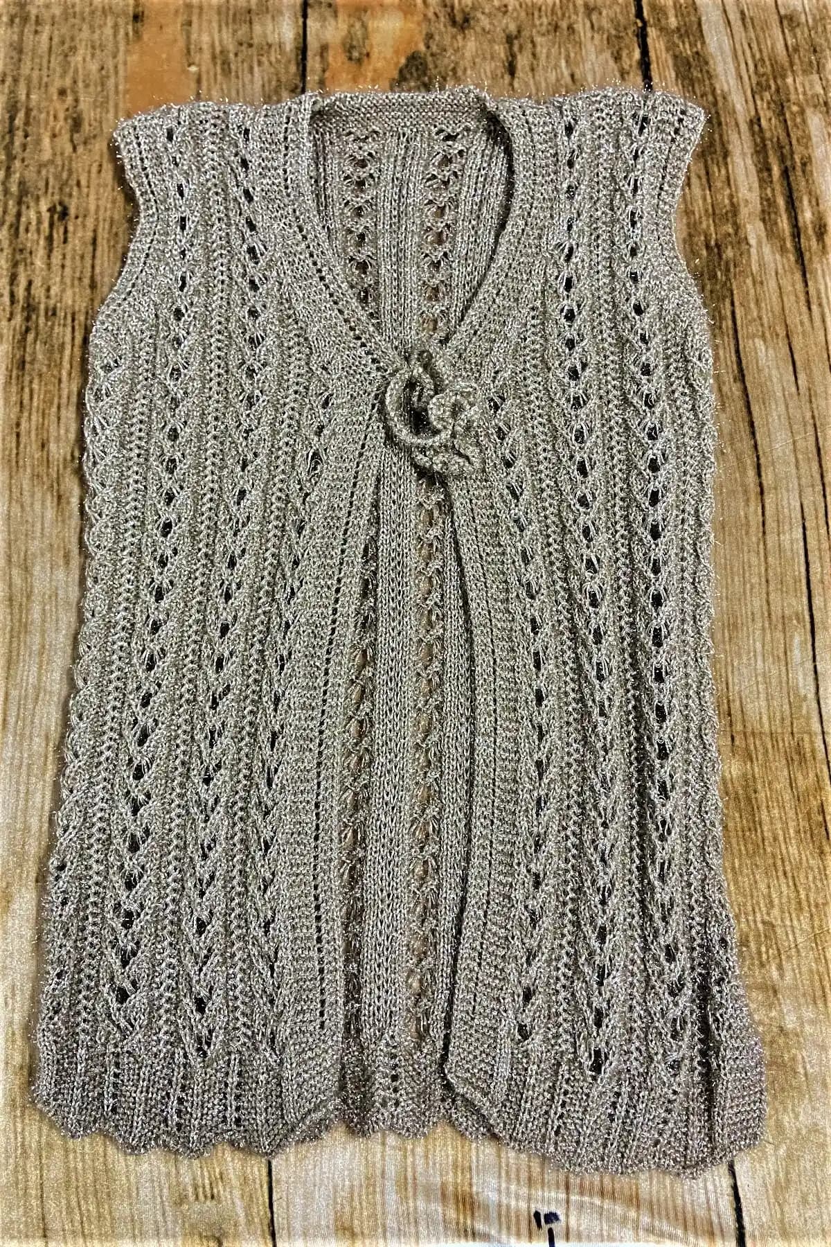 Örgülü Yelekler Moda Dünyasında Zamansız Şıklık ve Fonksiyonellik Sunar