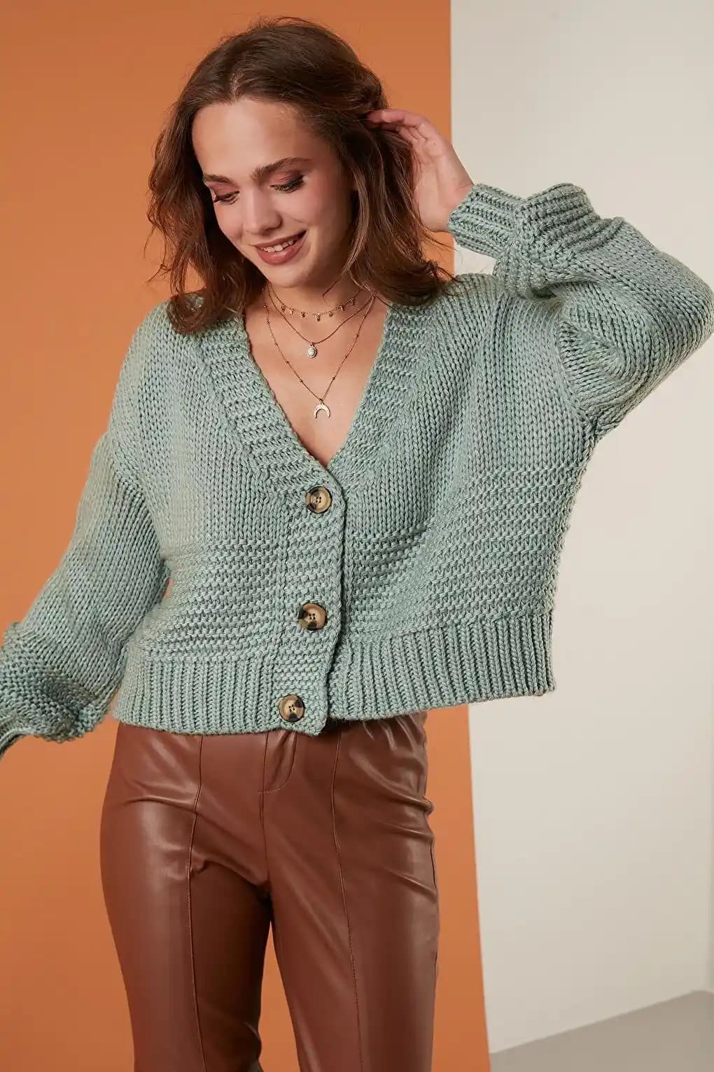 Örme Hırka Modelleri: Güncel Trendler ve Şık Kombinasyon İpuçları