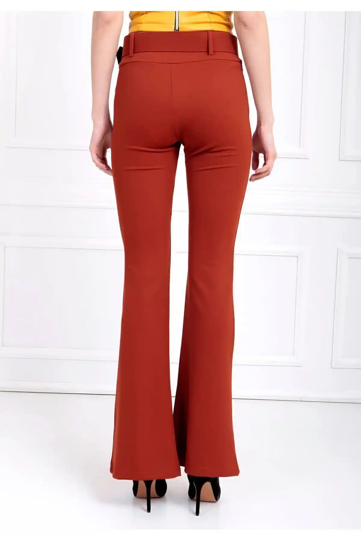 Örme Kumaş Pantolonlar: Konfor ve Şıklığın Modern Tasarımlarla Buluşması