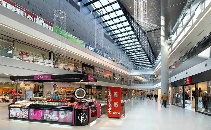 Outlet 212: Moda Trendlerini Uygun Fiyatlarla Sunan Yenilikçi Alışveriş Noktası