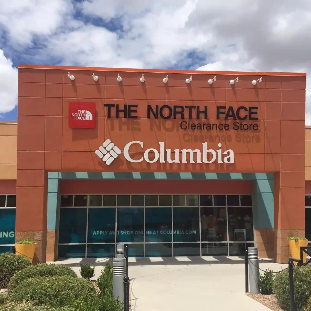 Outlet Moda Mağazaları ile Şık ve Ekonomik Giyim Seçenekleri