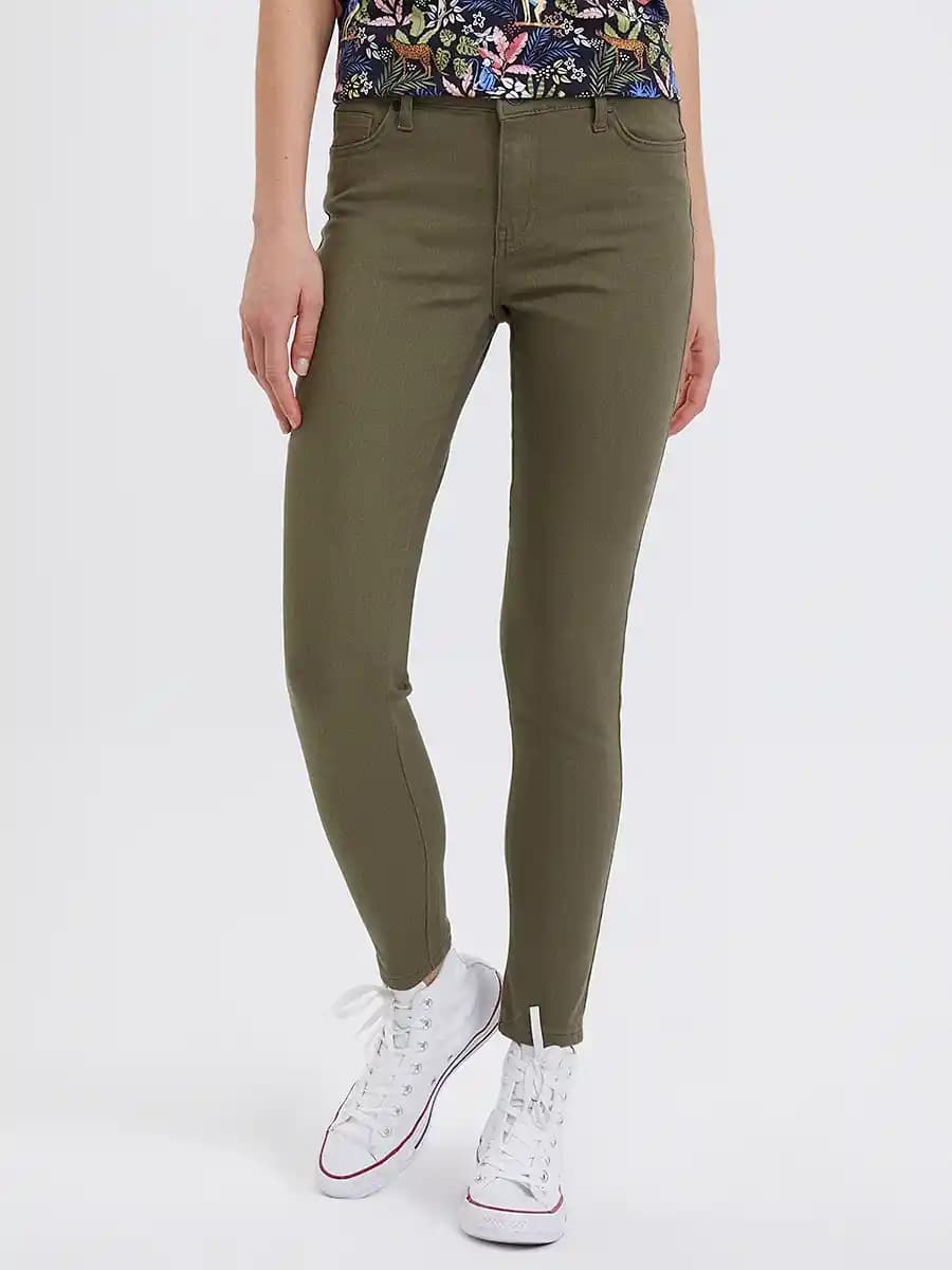 Outlet Pantolonlar Moda Dünyasında Ekonomik ve Şık Seçenekler Sunar