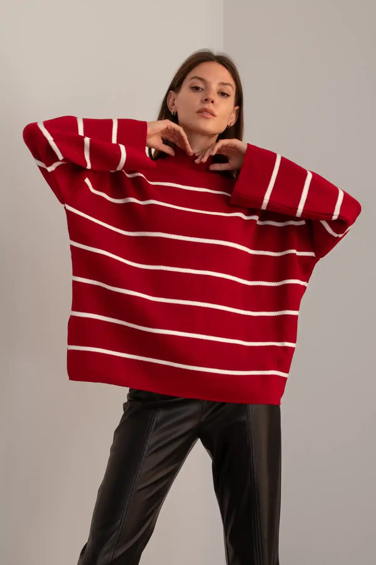 Oversize Çizgili Kazaklar: Moda Trendleri ve Kombinasyon İpuçları