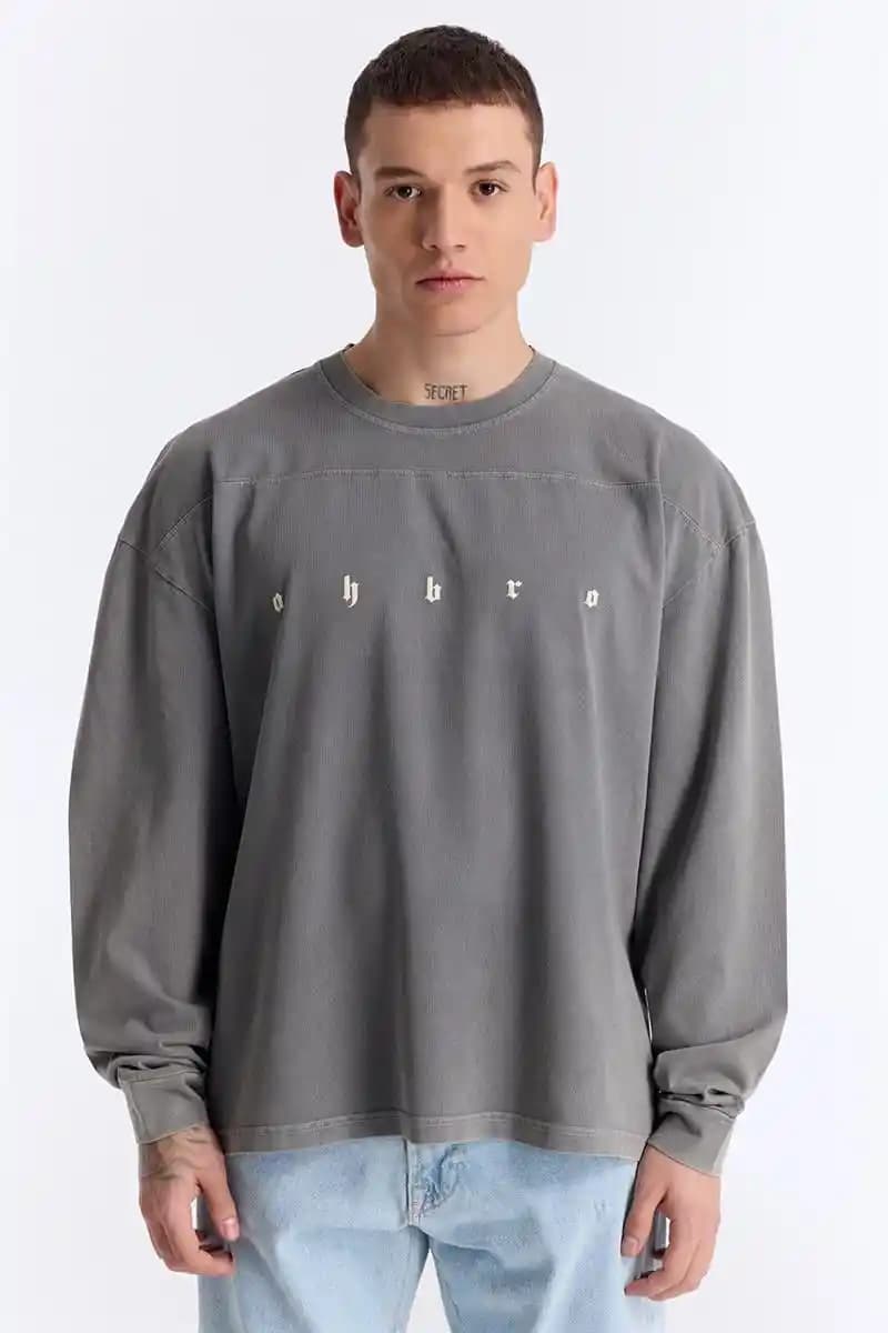 Oversize Uzun Tişörtlerle Moda Dünyasında Rahatlık ve Şıklığın Uyumunu Yakalayın