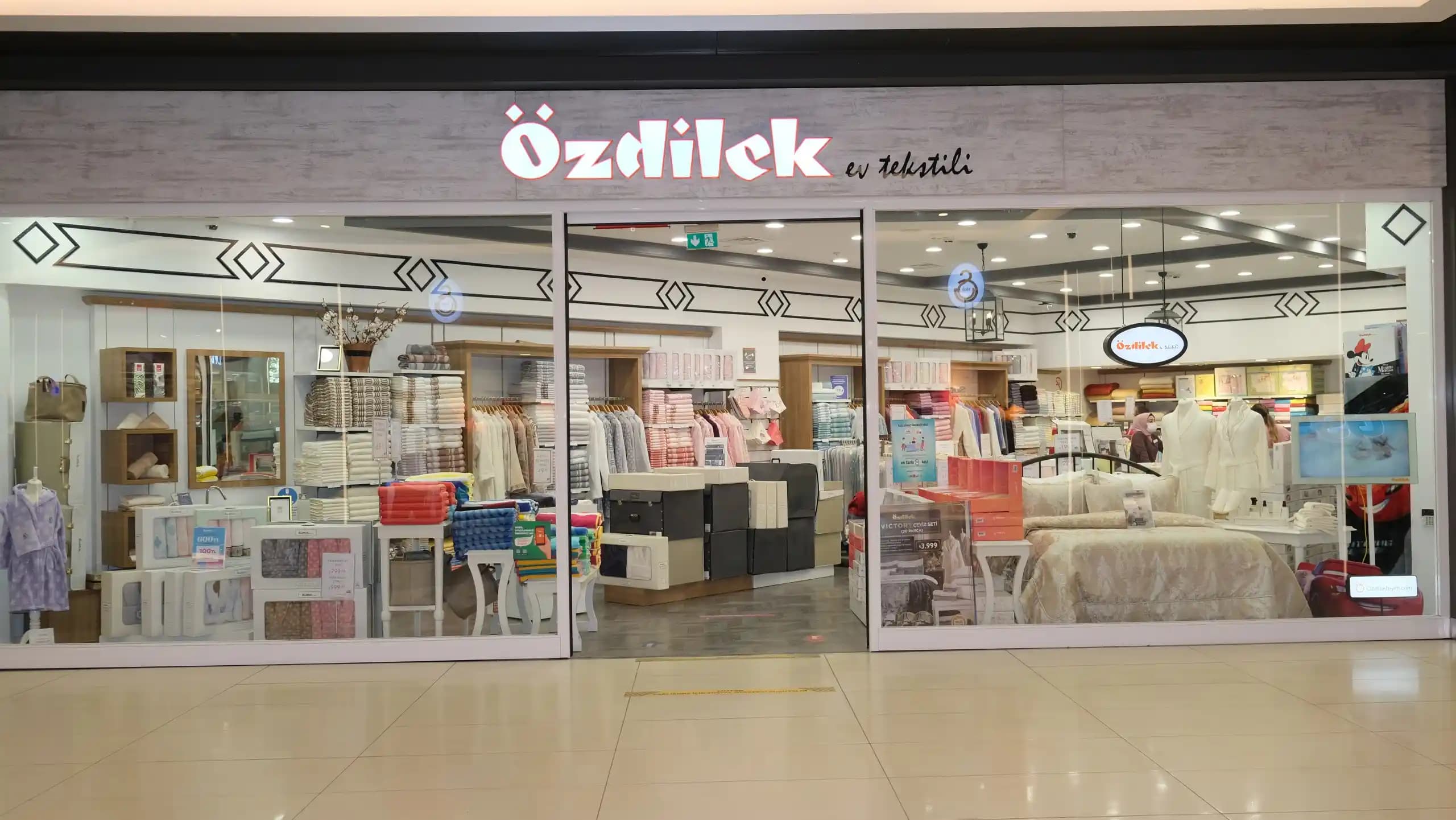 ÖzDilek Giyim Mağazaları: Moda Trendlerini Uygun Fiyatlarla Sunan Güvenilir Marka