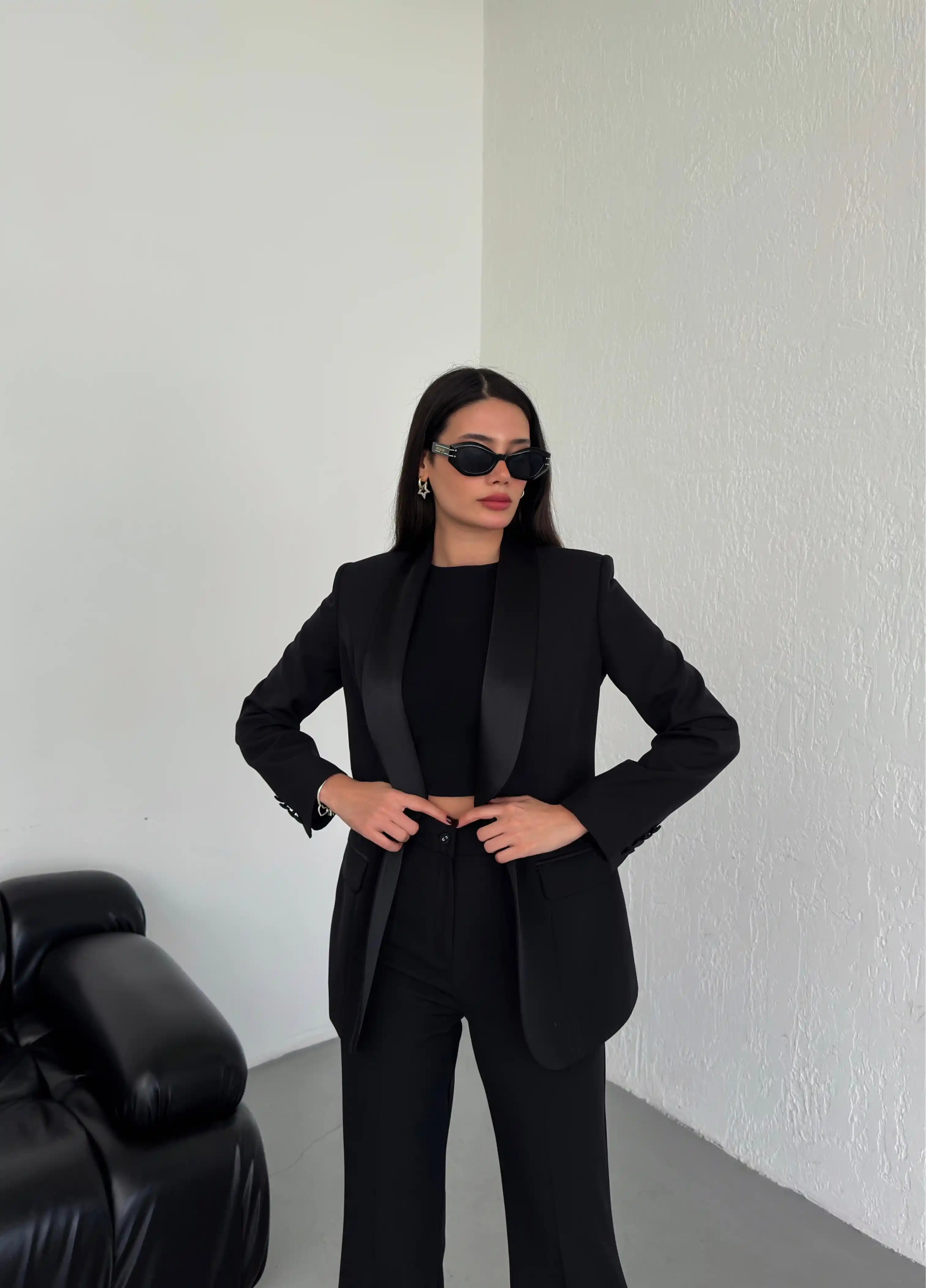 Özel Tasarım Takım Elbiselerle Şıklığı ve Tarzı Yansıtmanın En İyi Yolu