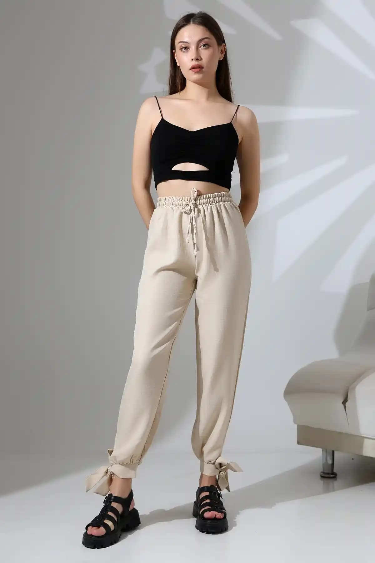 Paçası Bağlamalı Pantolon: Güncel Moda Trendleri ve Stil Önerileri