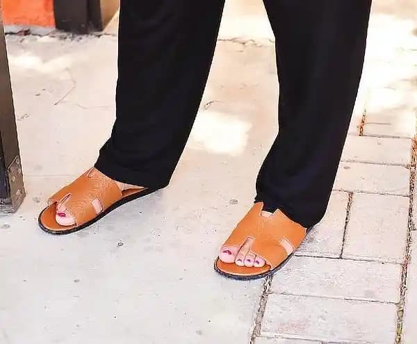 Pahalı Terlikler ve Moda Dünyasındaki Yeri: Tasarım, Kalite ve Stil Önerileri