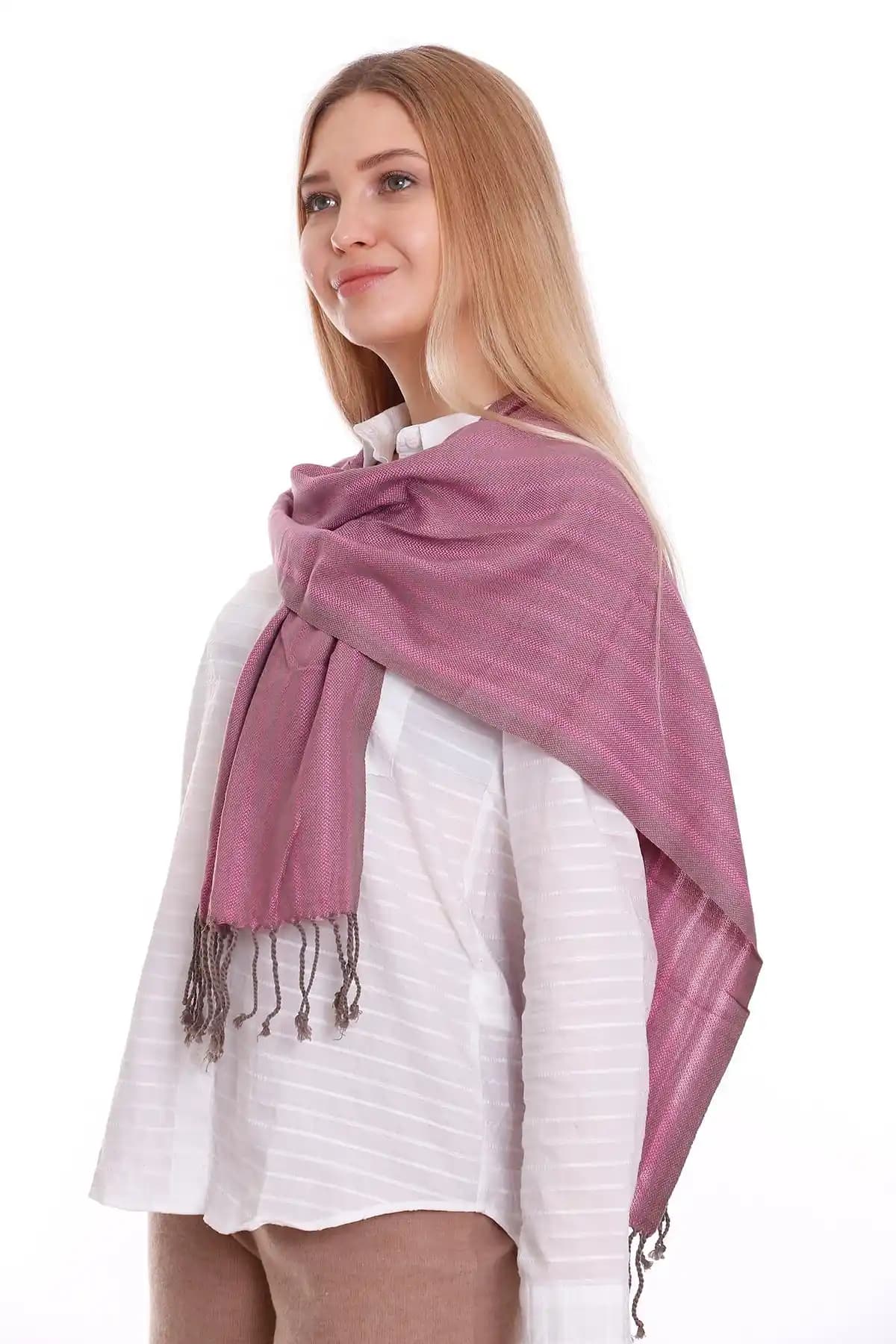 Pamuk Fular: Moda Dünyasında Şıklık ve Rahatlığın Buluşması