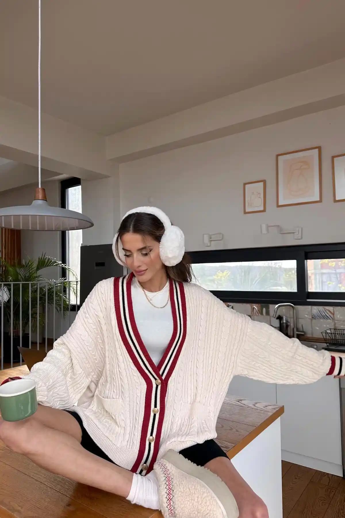 Paris Hırka Modası: Günlük Şıklık ve Konforun Modern Yansımaları