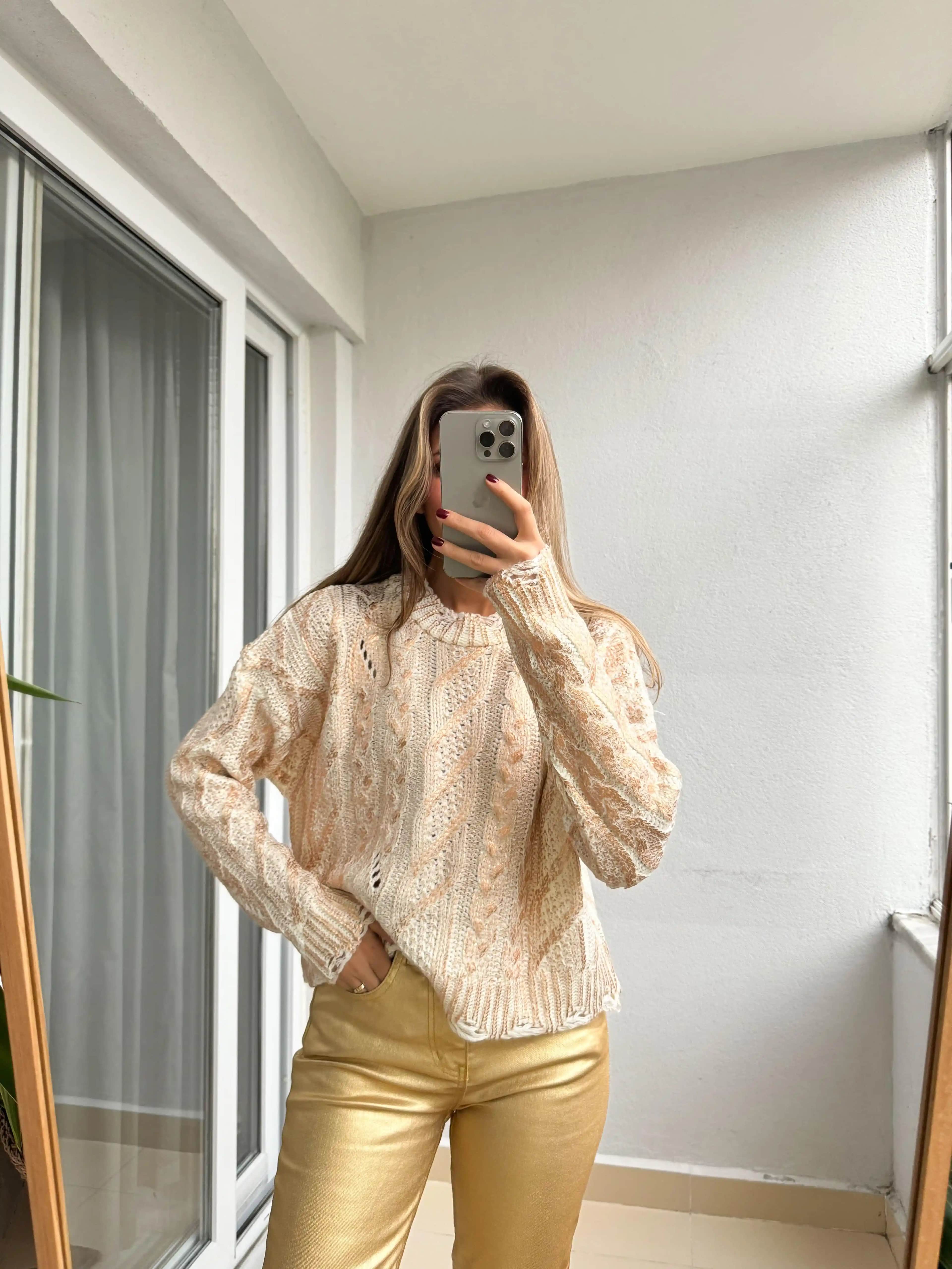 Parlak Kazaklar Moda Dünyasında Işıltılı ve Şık Bir Trend Olarak Öne Çıkıyor