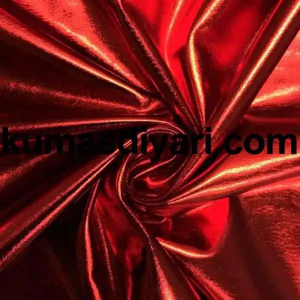 Parlak Kumaşın Moda Dünyasındaki Yeri ve Stil İpuçları