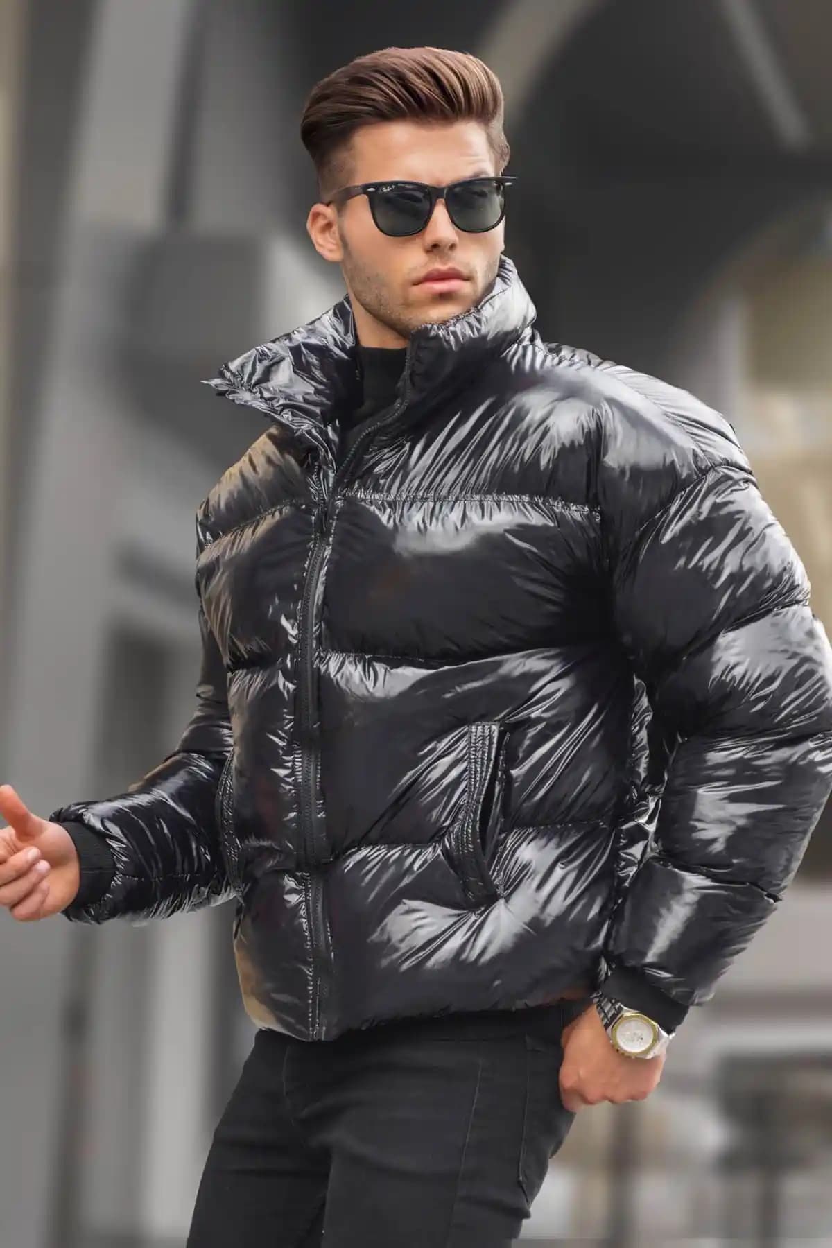 Parlak Siyah Şişme Montlar: Kış Modasında Modern ve İşlevsel Seçenekler