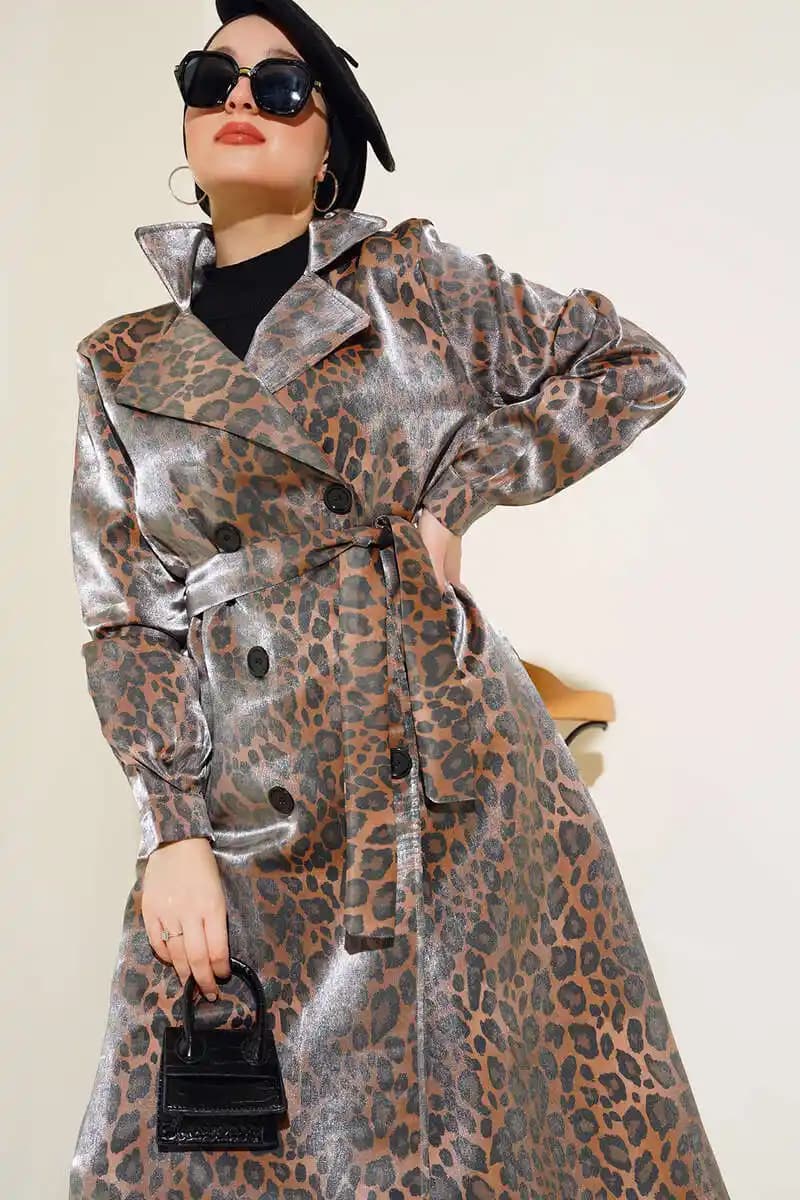 Parlak Trençkotlar Moda Dünyasında Cesur ve Şık Bir Trend Olarak Öne Çıkıyor