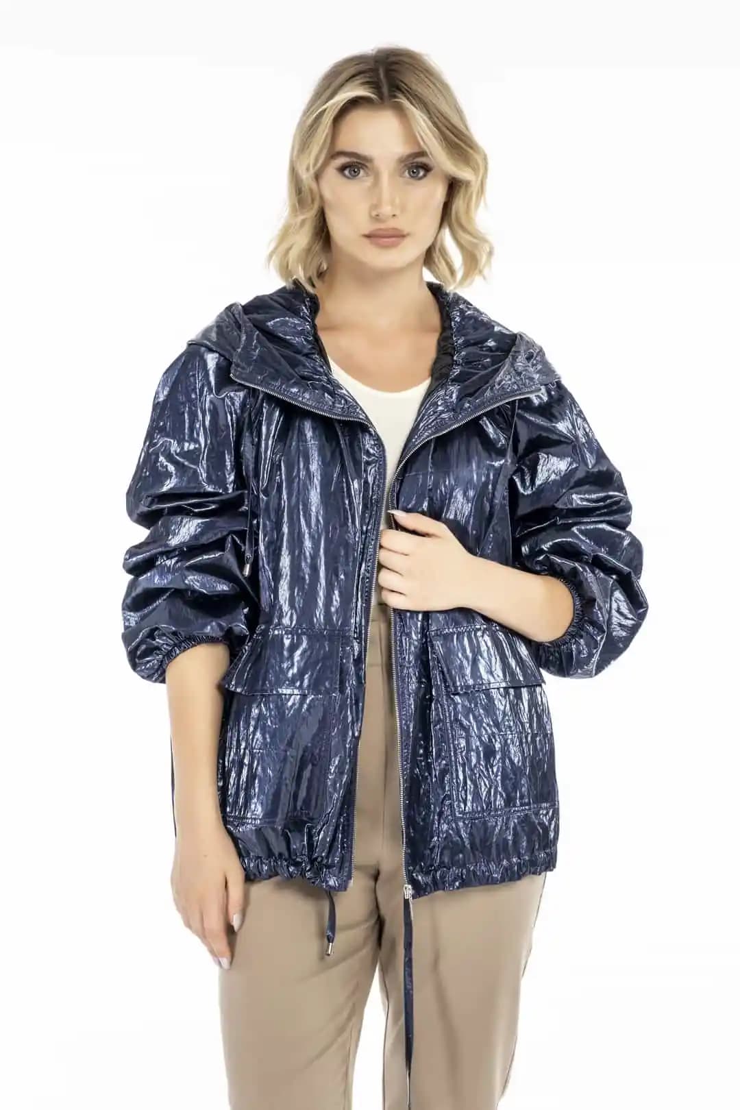 Parlak Yağmurluklar Moda ve Fonksiyonelliğin Bir Araya Geldiği Güncel Trendler