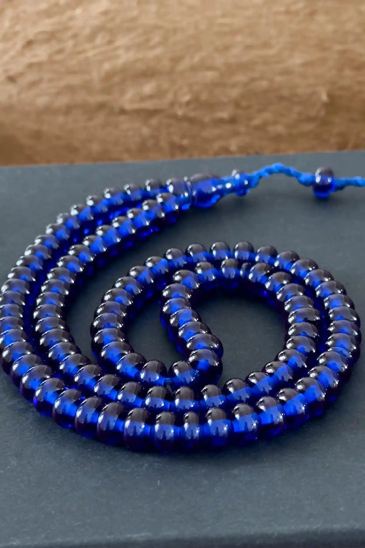 Parlament Mavi: Moda Dünyasında Renklerin Gücü ve Trendleri Hakkında Detaylı Analiz