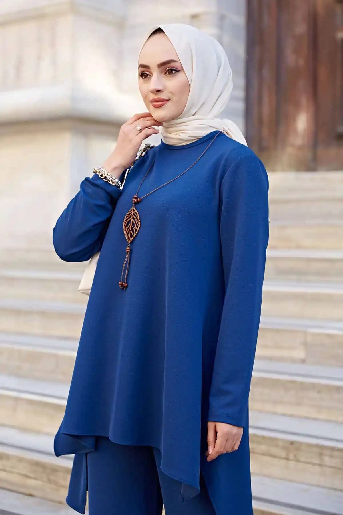 Parlament Mavisi Takım: Moda Dünyasında Zarafetin ve Şıklığın Simgesi