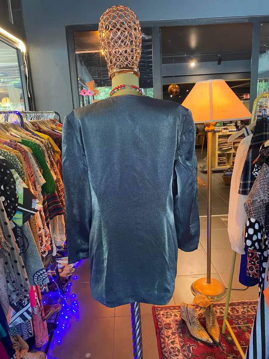 Parlayan Ceketler Moda Dünyasında Işıltılı ve Teknolojik Trendler Arasında Yer Alıyor