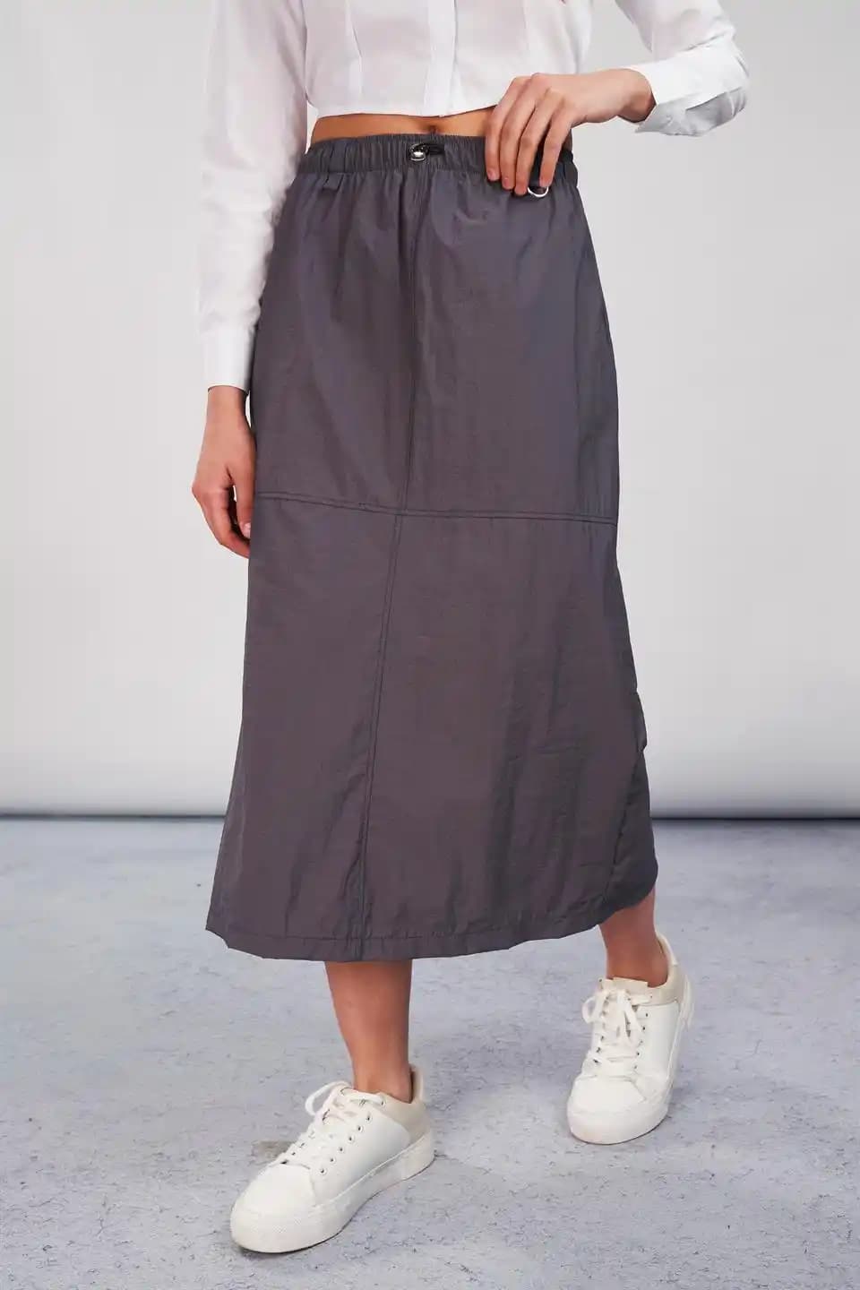 Parşüt Kumaş Etekler: Moda Trendleri ve Stil Önerileriyle Şıklık ve Konforun Buluşması