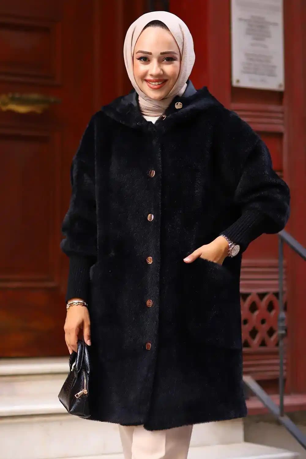 Peluş Kaban ve Tesettür Modasında Şıklık ile Konforun Buluşması