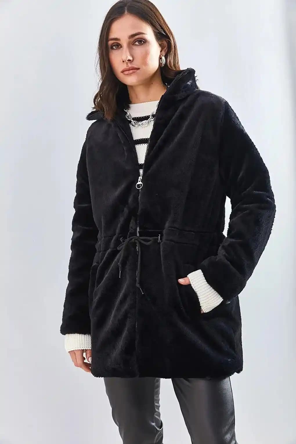 Peluş Uzun Montlar: Kışın Şıklığını ve Konforunu Bir Arada Sunan Moda Parçası