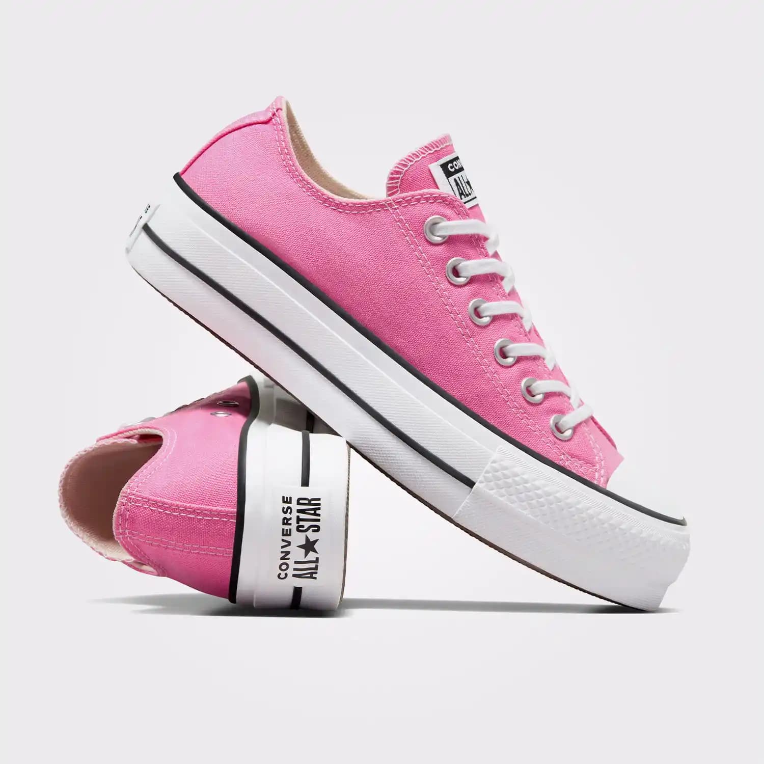 Pembe Converse Ayakkabılarıyla Kendine Özgü Stil Yaratma Rehberi
