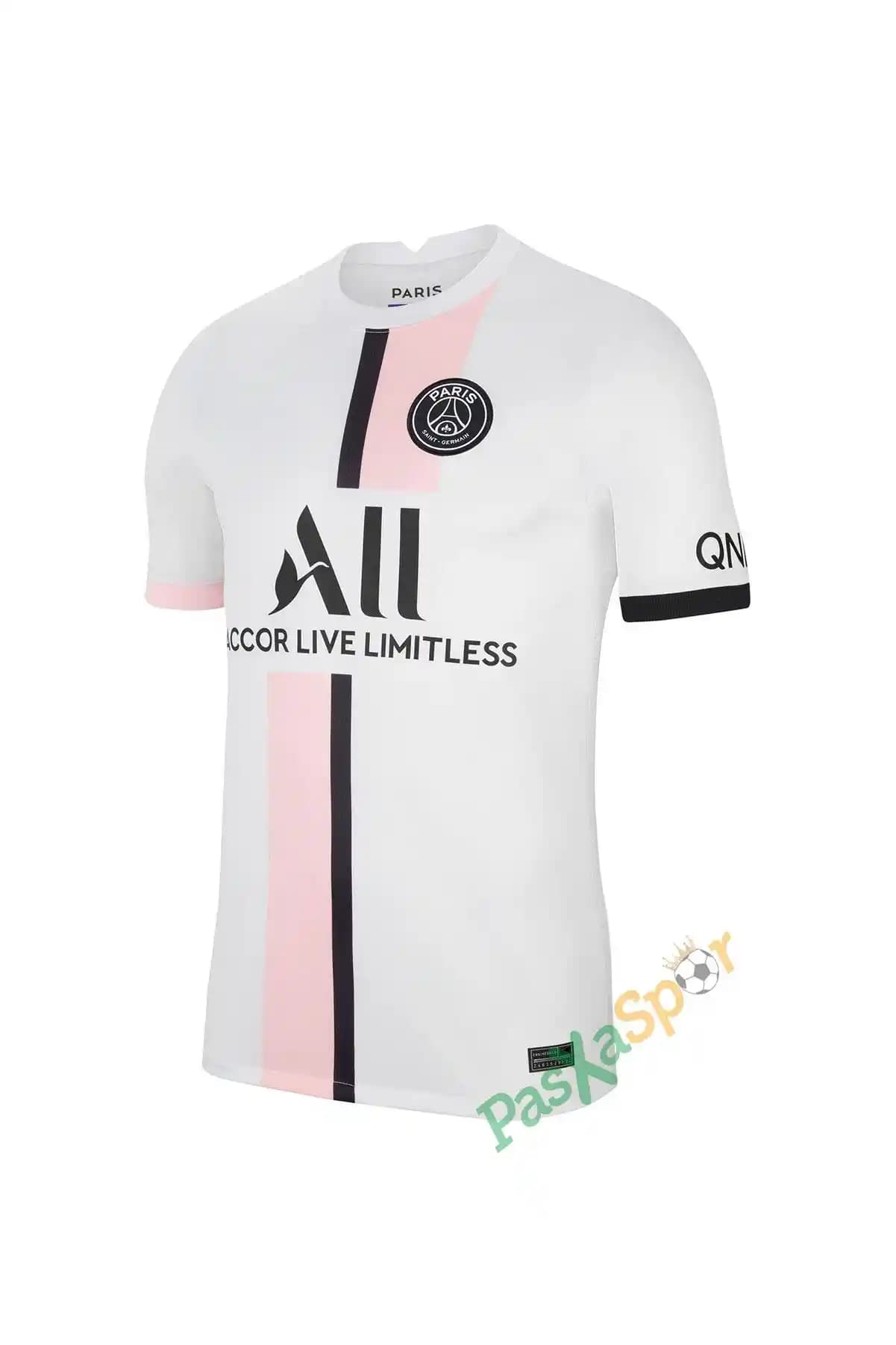 Pembe Forma Moda Dünyasında Kendine Güvenen ve Renkli Bir İfade Sunar