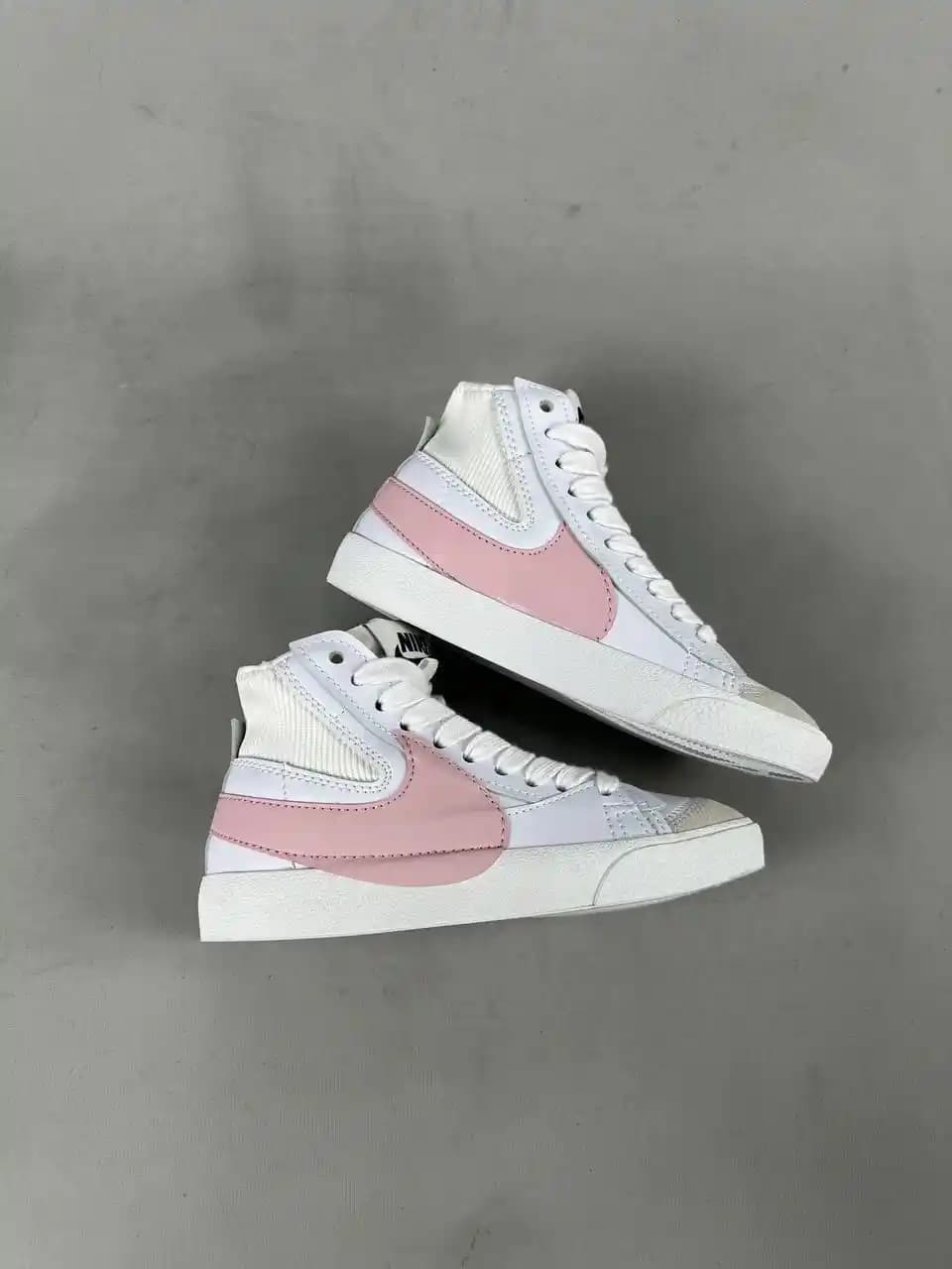 Pembe Jumbo: Moda Dünyasında Cesur Renk ve Tarz İfadesi Analizi