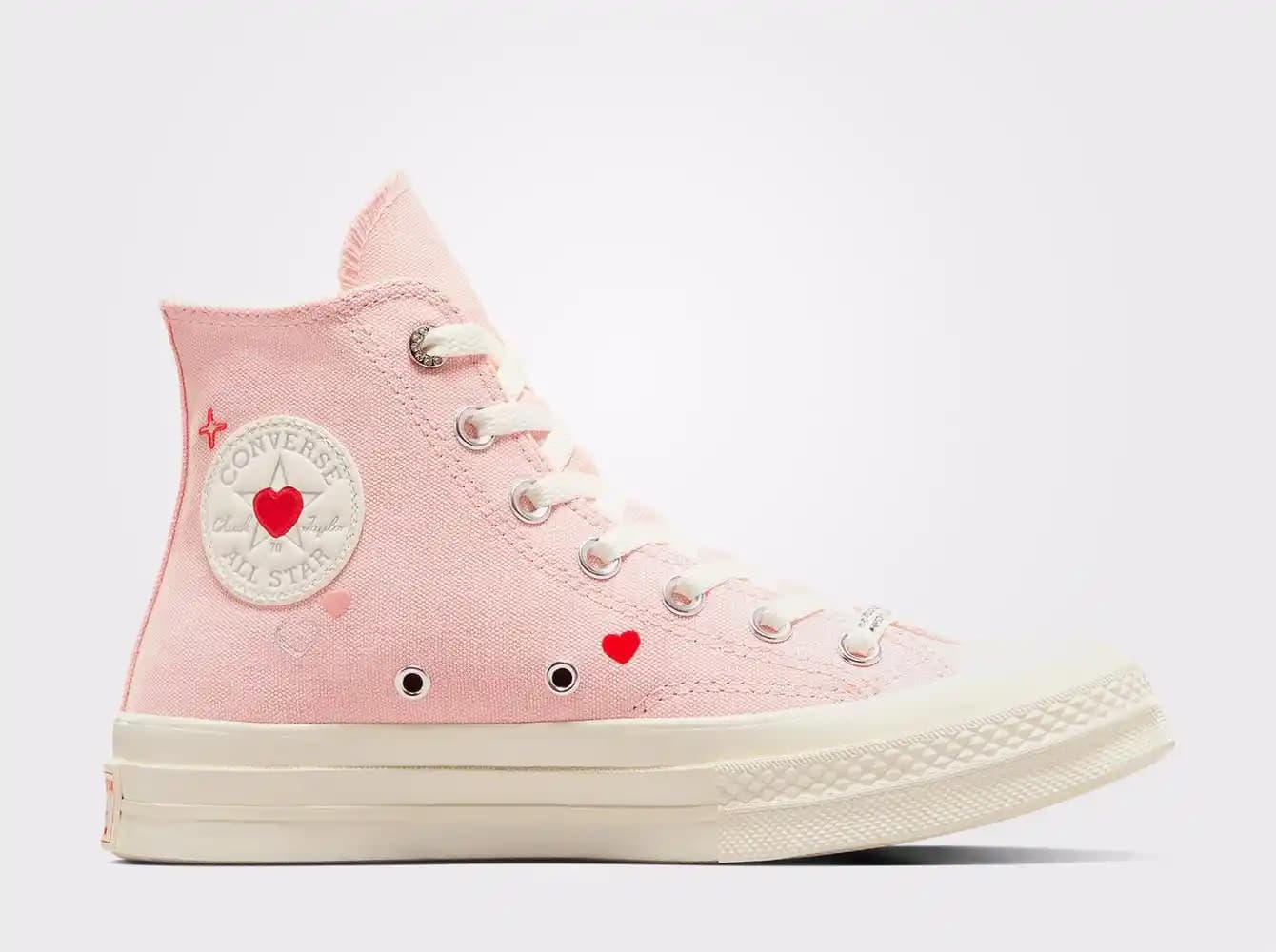 Pembe Kalpli Converse ile Kendini İfade Etmenin Renkli ve Şık Yolu