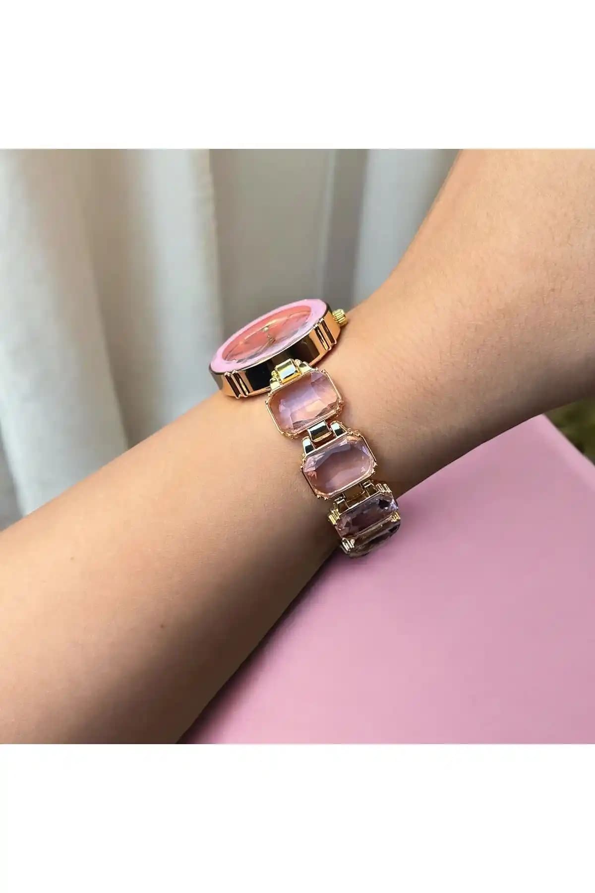 Pembe Kol Saatleri Moda Dünyasında Feminenlik ve Şıklığın Simgesi