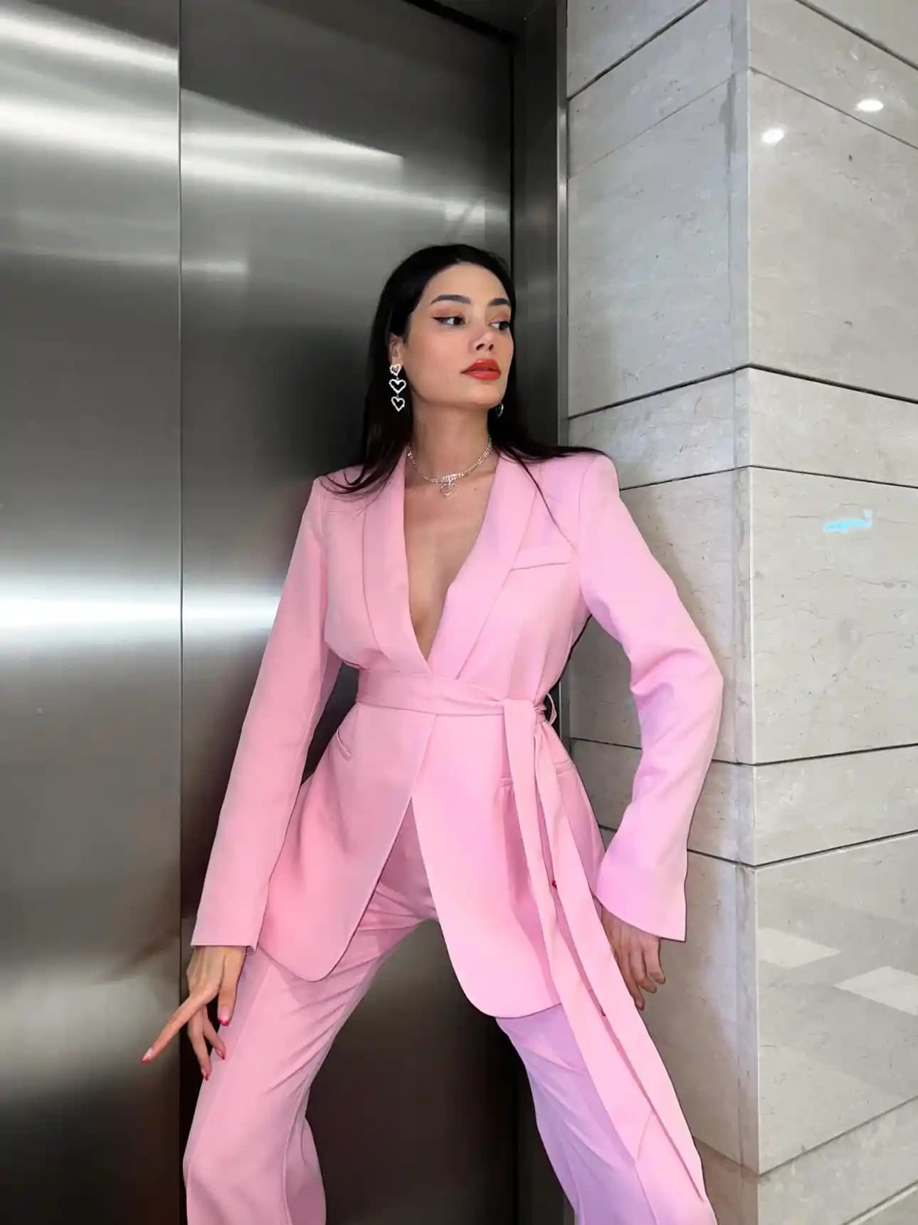 Pembe Pantolon ve Ceket Takımlarında Modern ve Şık Stil Önerileri