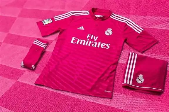 Pembe Real Madrid Forması: Spor ve Moda Dünyasının Cesur Renk Buluşması