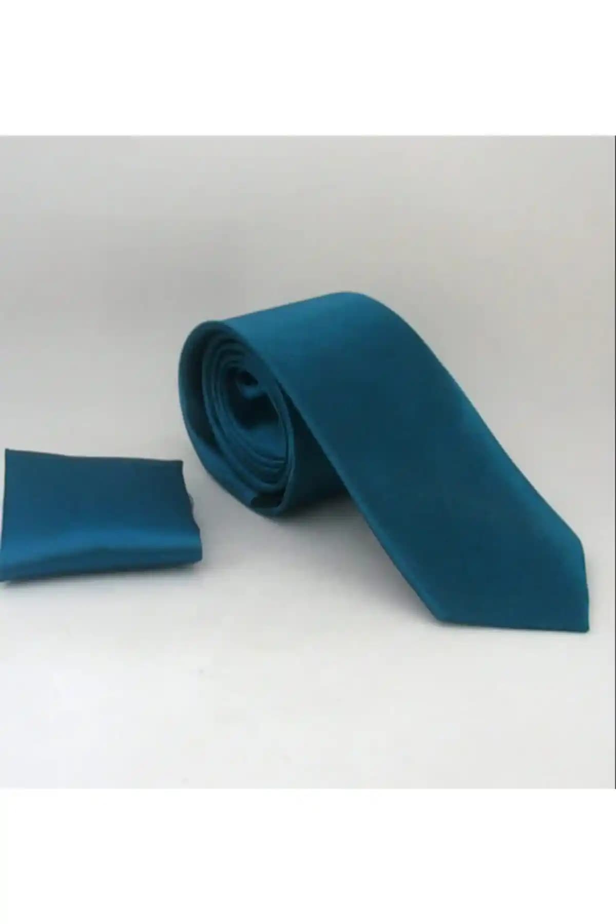 Petrol Mavisi Kravat: Erkek Modasında Zarafet ve Stil İpuçları