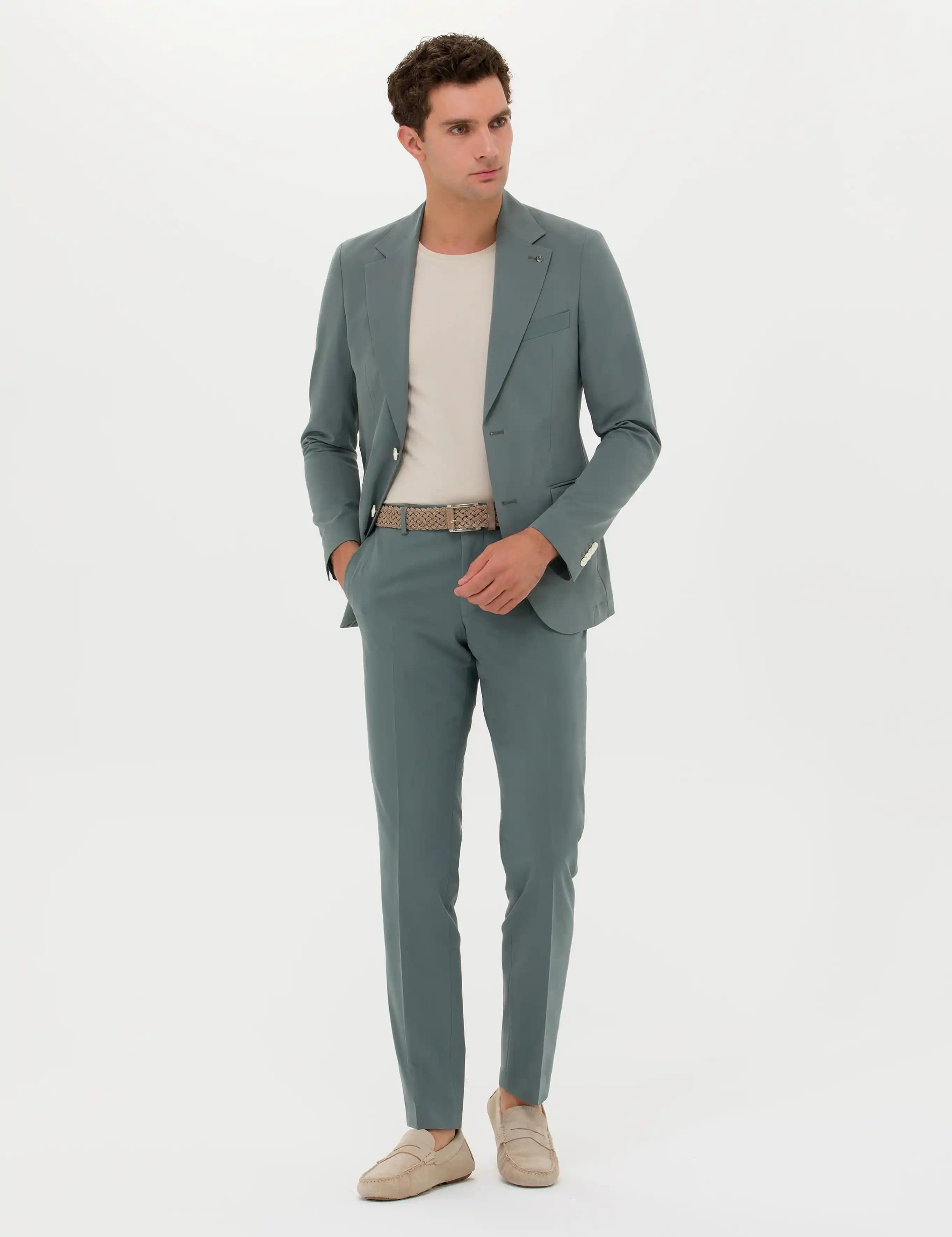 Petrol Yeşili Takım Elbise Modasında Yenilikçi Renk Trendleri ve Kombinasyon İpuçları