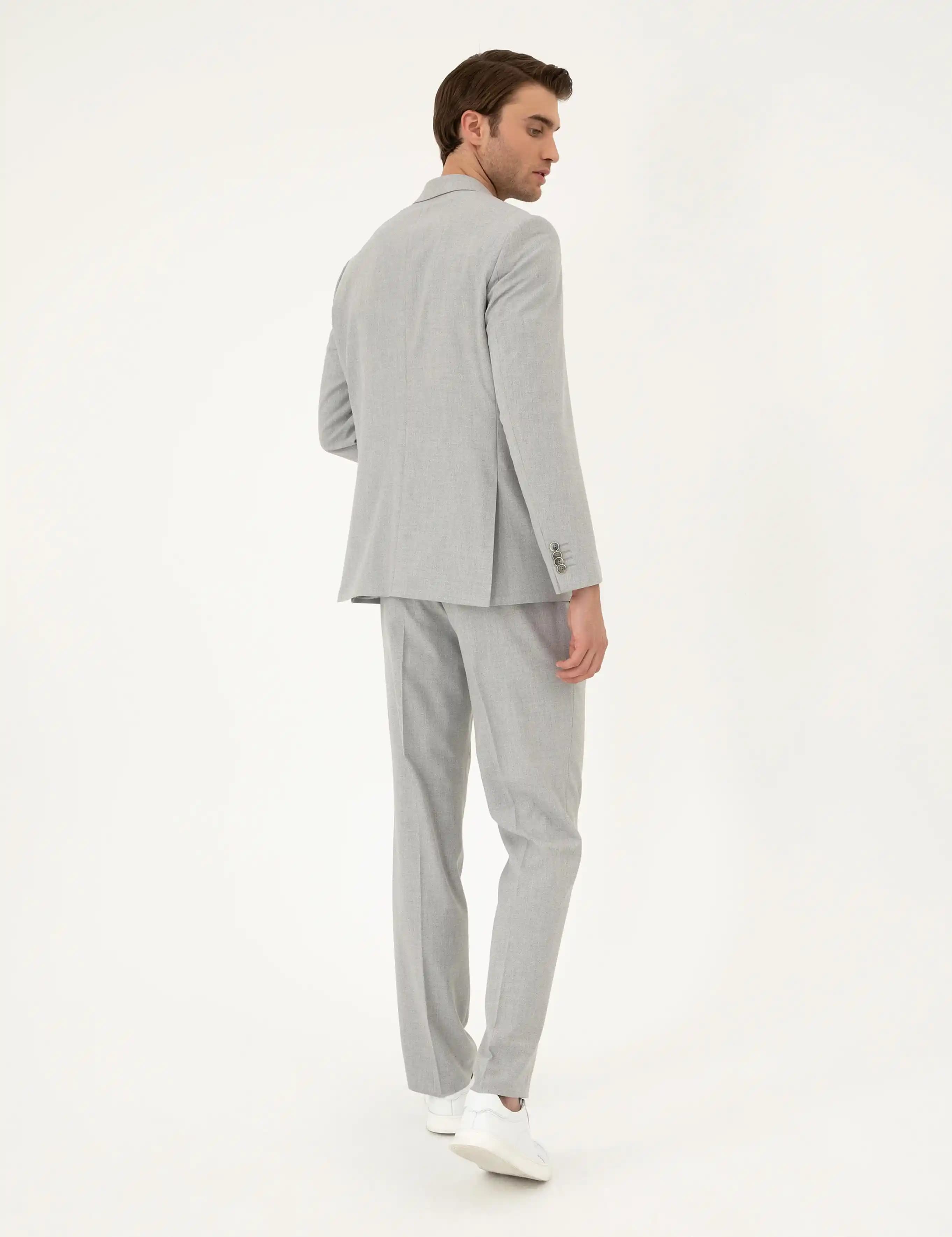 Pierre Cardin Takım Elbise Tasarımlarıyla Modern ve Zamansız Şıklık Yaratıyor